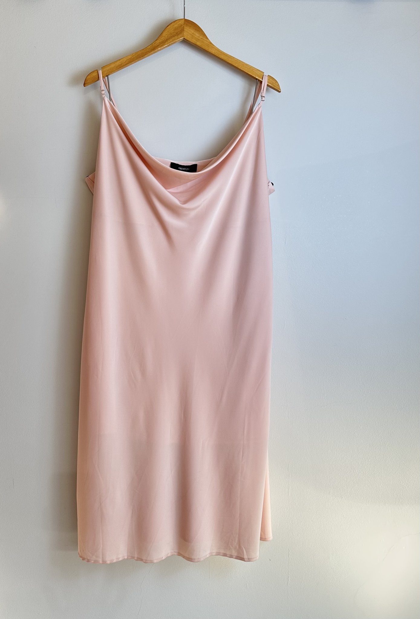 Vestido slipdress rose no cetim premium Forever 21 Bege - foto principal