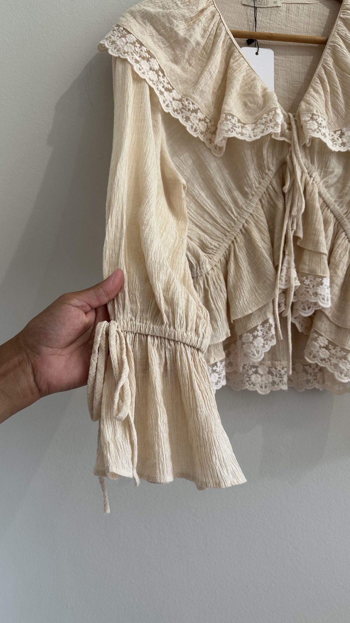 Blusa bege m/longa grapeada e c/babados rendado Kaele - 36 tamanho 36 - vista adicional 2