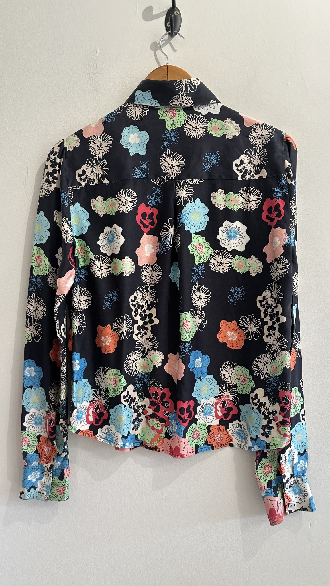 Camisa preta estampa floral colorida m/longa de seda Cori - 44 preto tamanho 44 - vista adicional 3