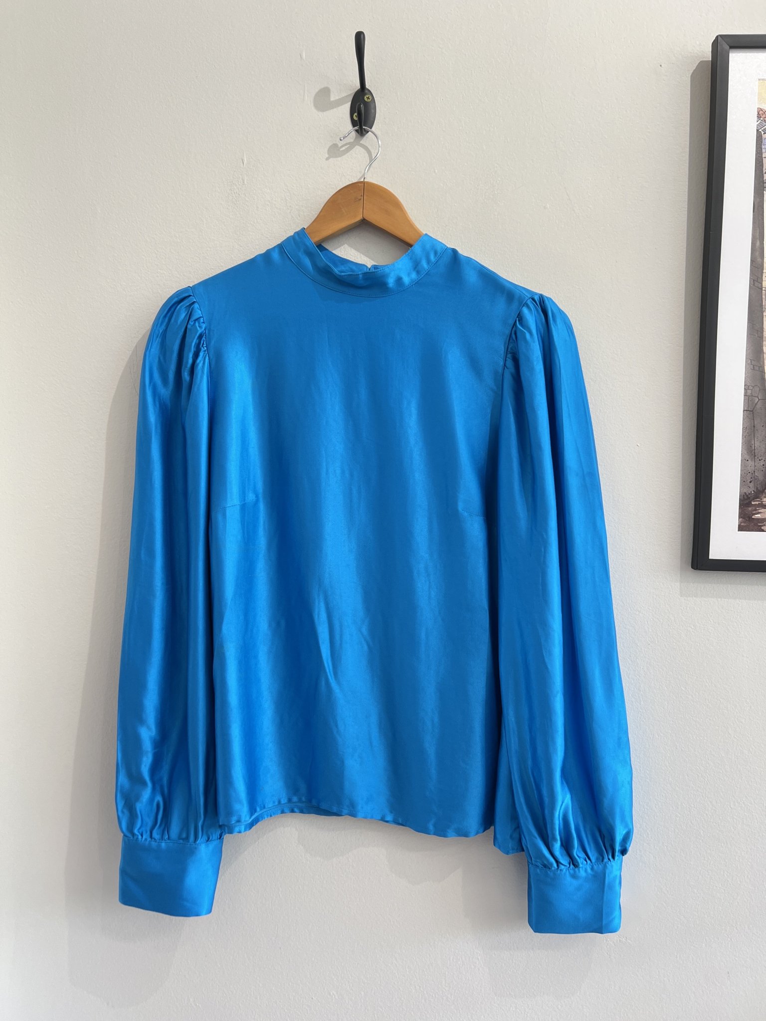 Blusa azul celeste de cetim m/longa bugante c/ ombreiras e golinha alta L´Cecci - foto principal