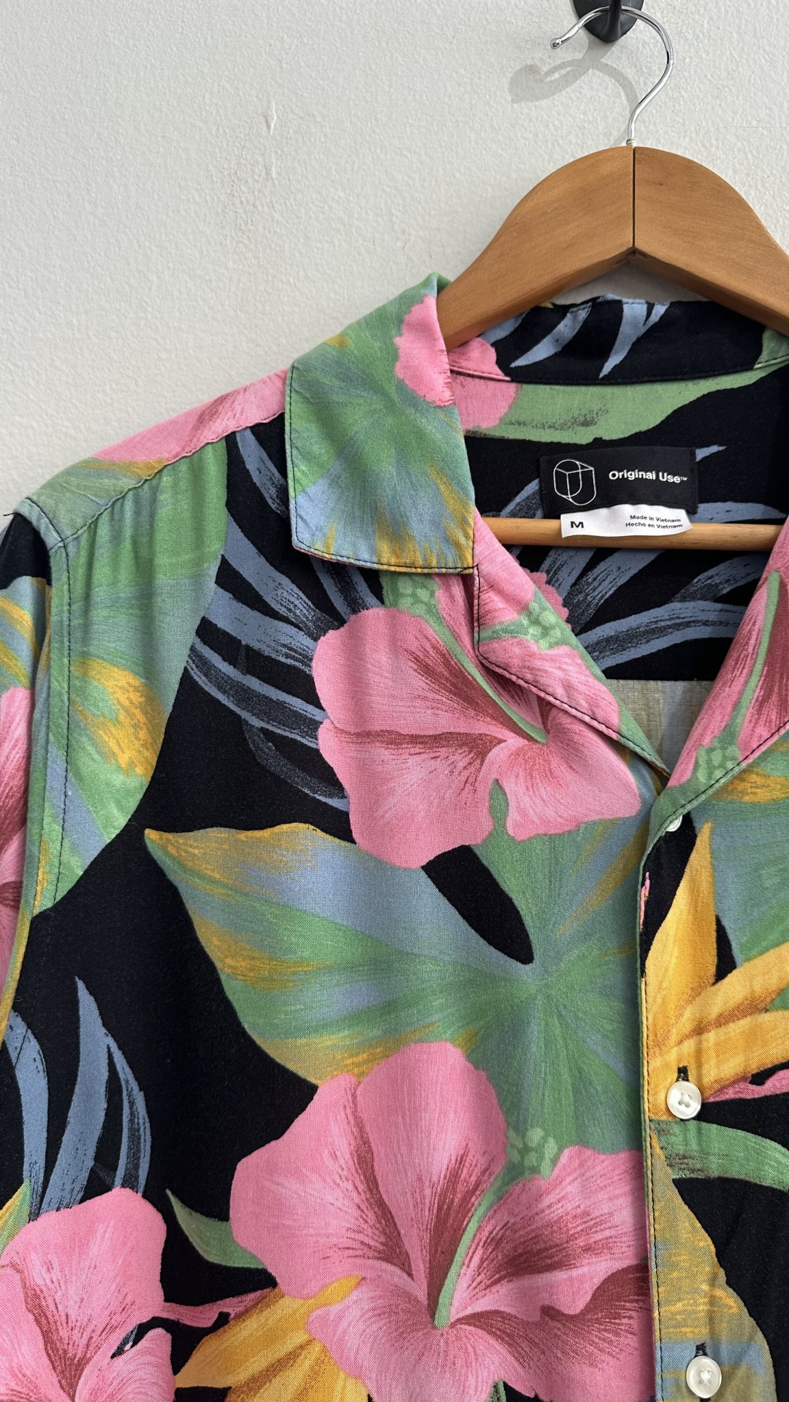 Camisa m/curta floral fundo escuro de viscose Original Use - M tamanho M - vista adicional 2