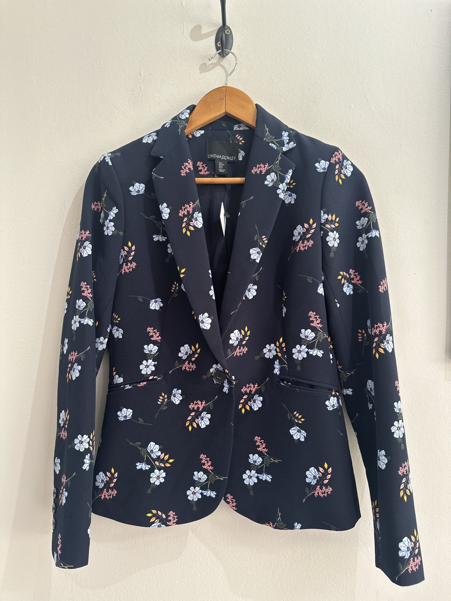 Blazer preto com estampa em flores multicores Cynthia Rowley - foto principal