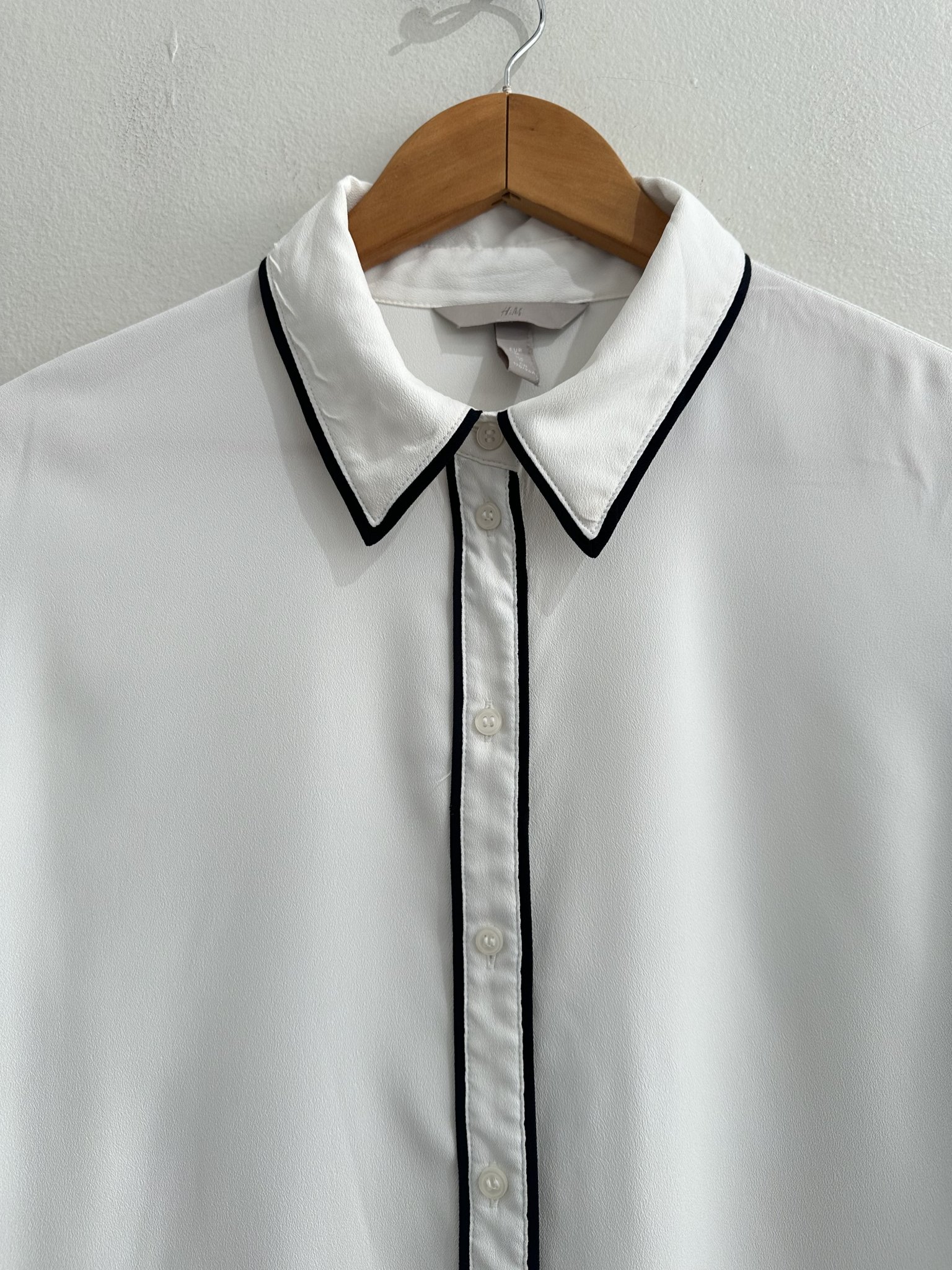 Camisa off white c/lbordas preta H&M - M preto, branco tamanho M - vista adicional 2