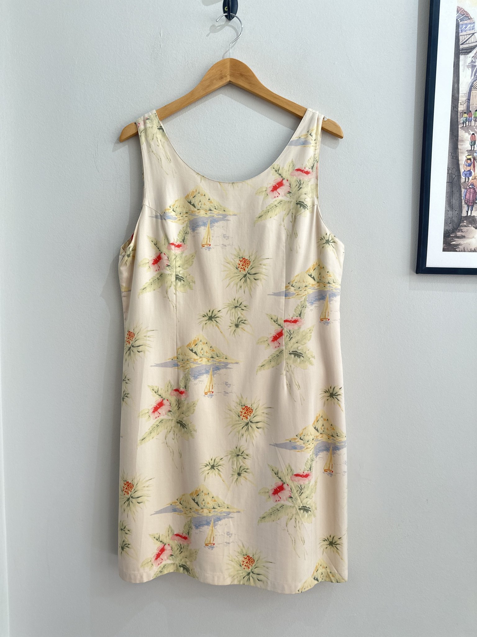 Vestido estampado em flores e barcos fundo bege, s/manga e decote V na seda Pine - foto principal