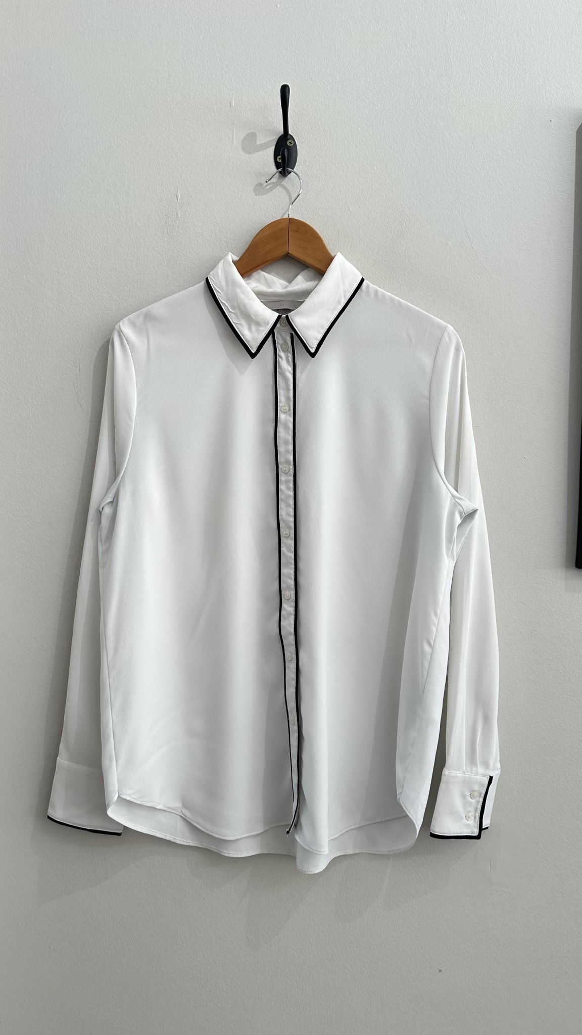Camisa off white c/lbordas preta H&M - M preto, branco tamanho M - foto principal