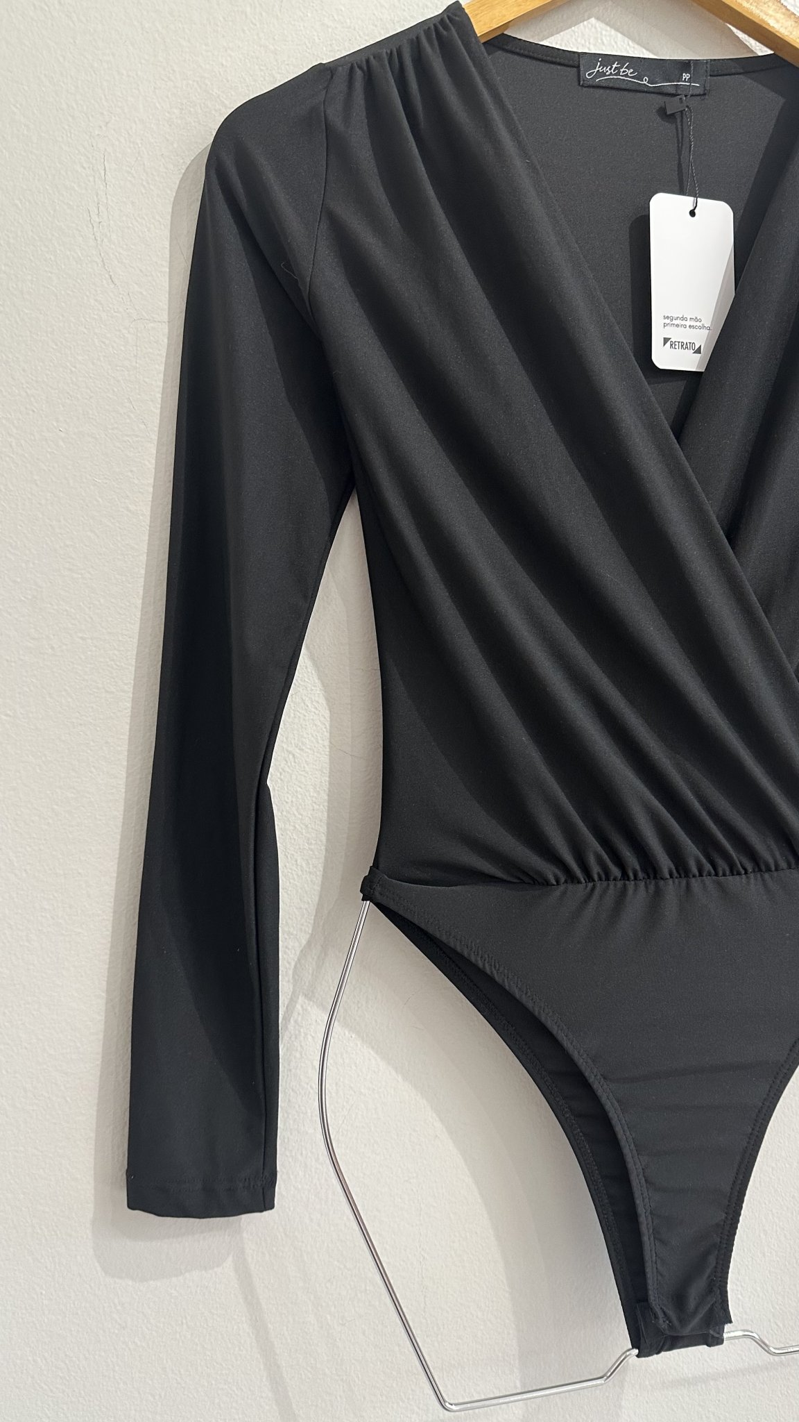 Body preto m/longa e decote v de malha Just Be - PP tamanho PP - vista adicional 2
