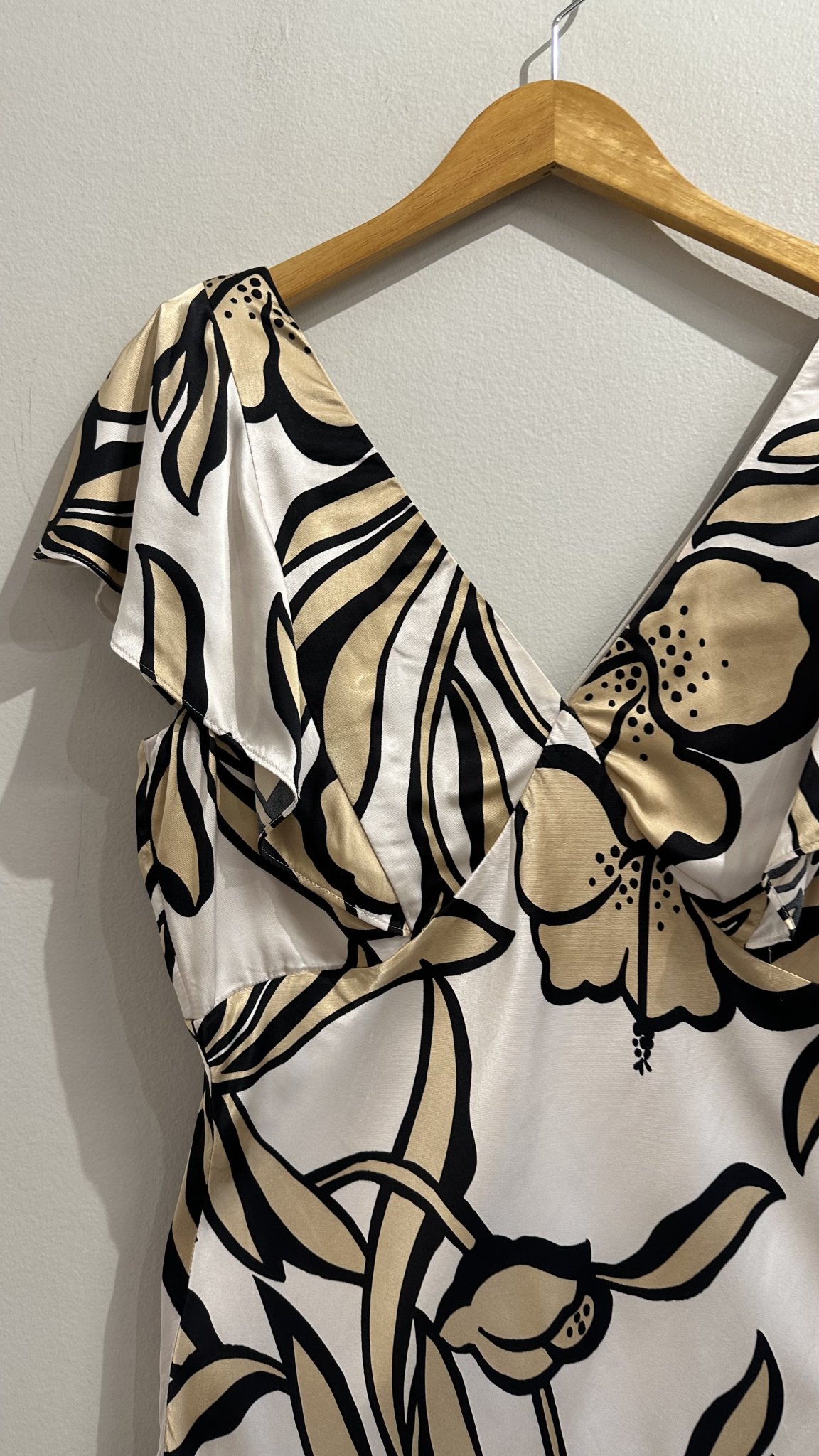 Vestido longo floral dourado fundo perolado de cetim, decote v e m/curta sino WHBM - 38/40 tamanho 38/40 - vista adicional 2