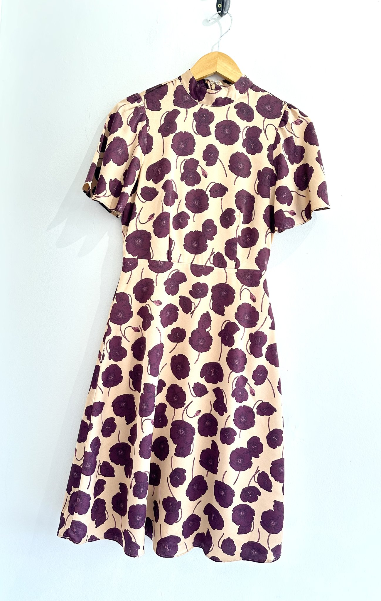 Vestido midi dourado floral fuscia acetinado m/curta Ann Taylor - PP tamanho PP - foto principal