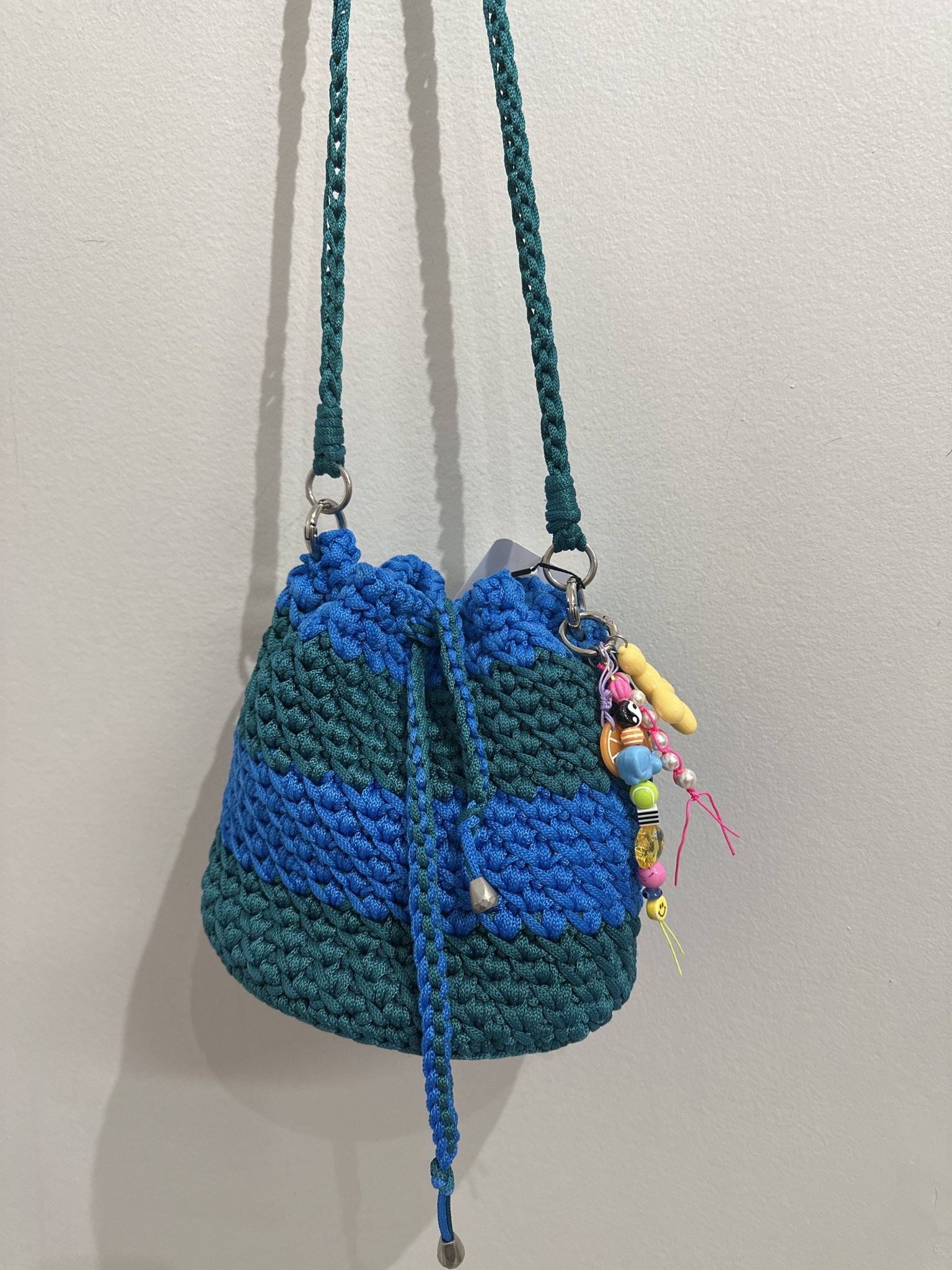 Bolsa tiracolo listrada azul e verde de crochê azul, verde - foto principal