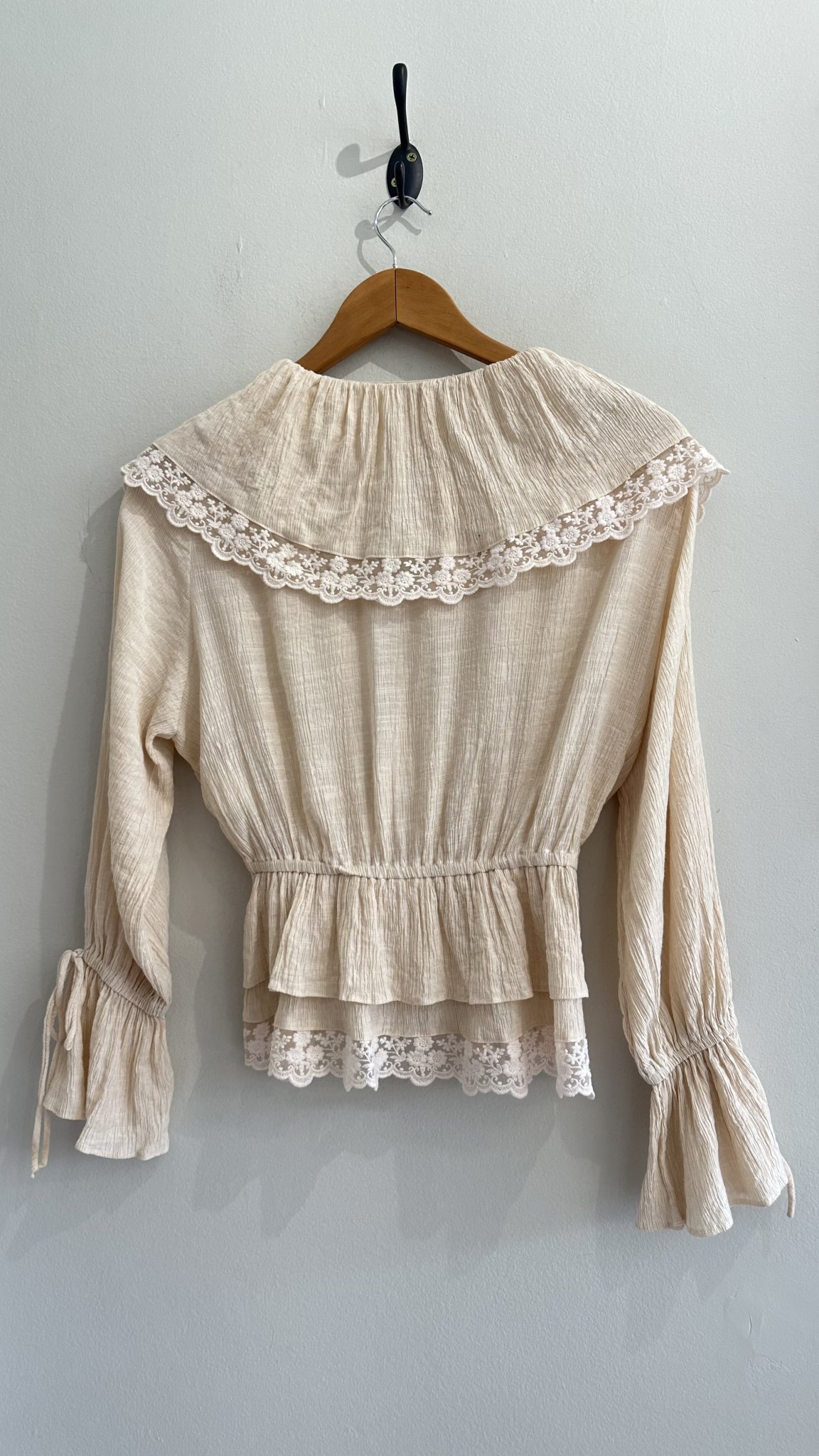 Blusa bege m/longa grapeada e c/babados rendado Kaele - 36 tamanho 36 - vista adicional 3