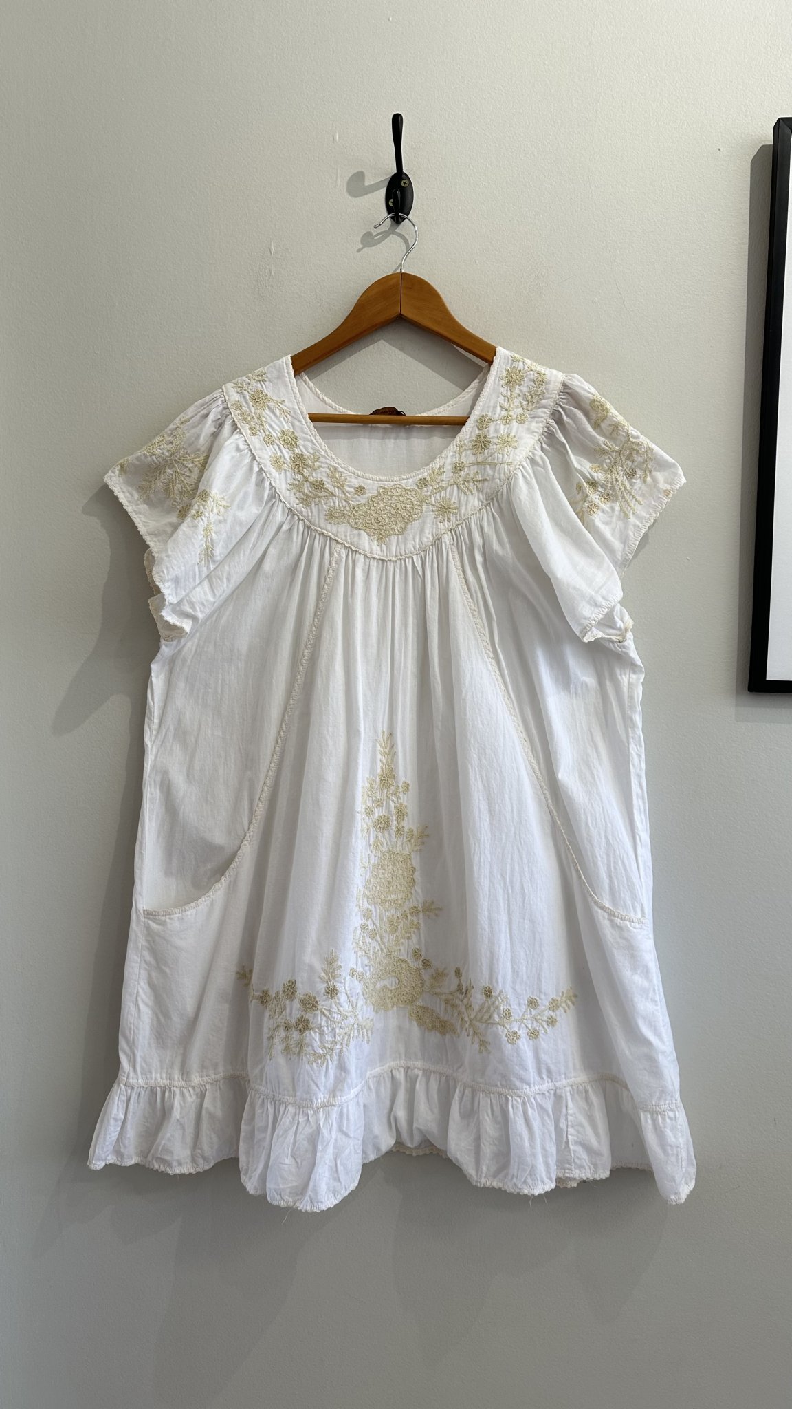 Vestido branco c/bordados m/curta sino Segredos da Inidia - P tamanho P - foto principal