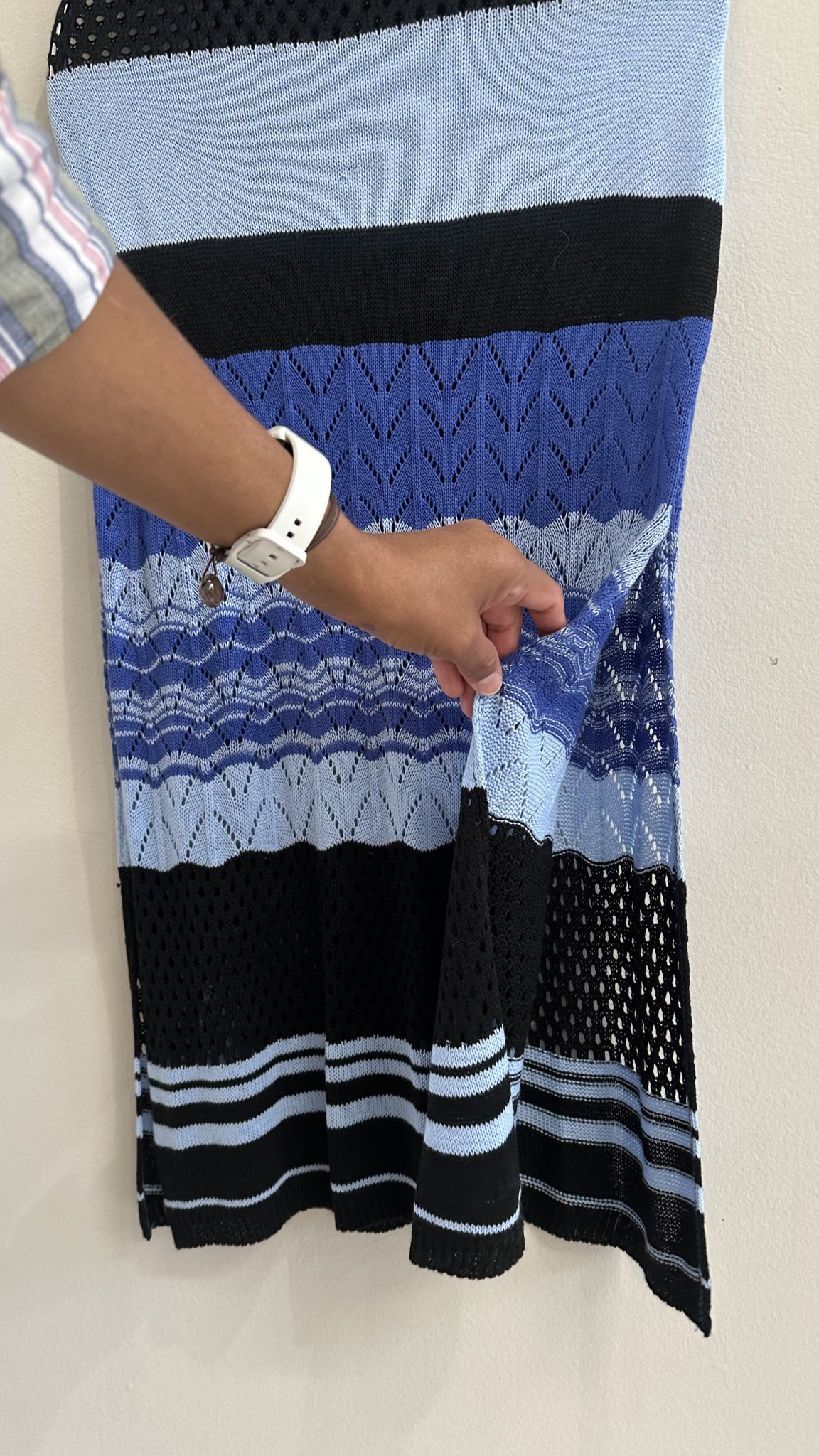 Vestido longo de tricô listras azuis e preto m/curta Amaro - PP tamanho PP - vista adicional 4