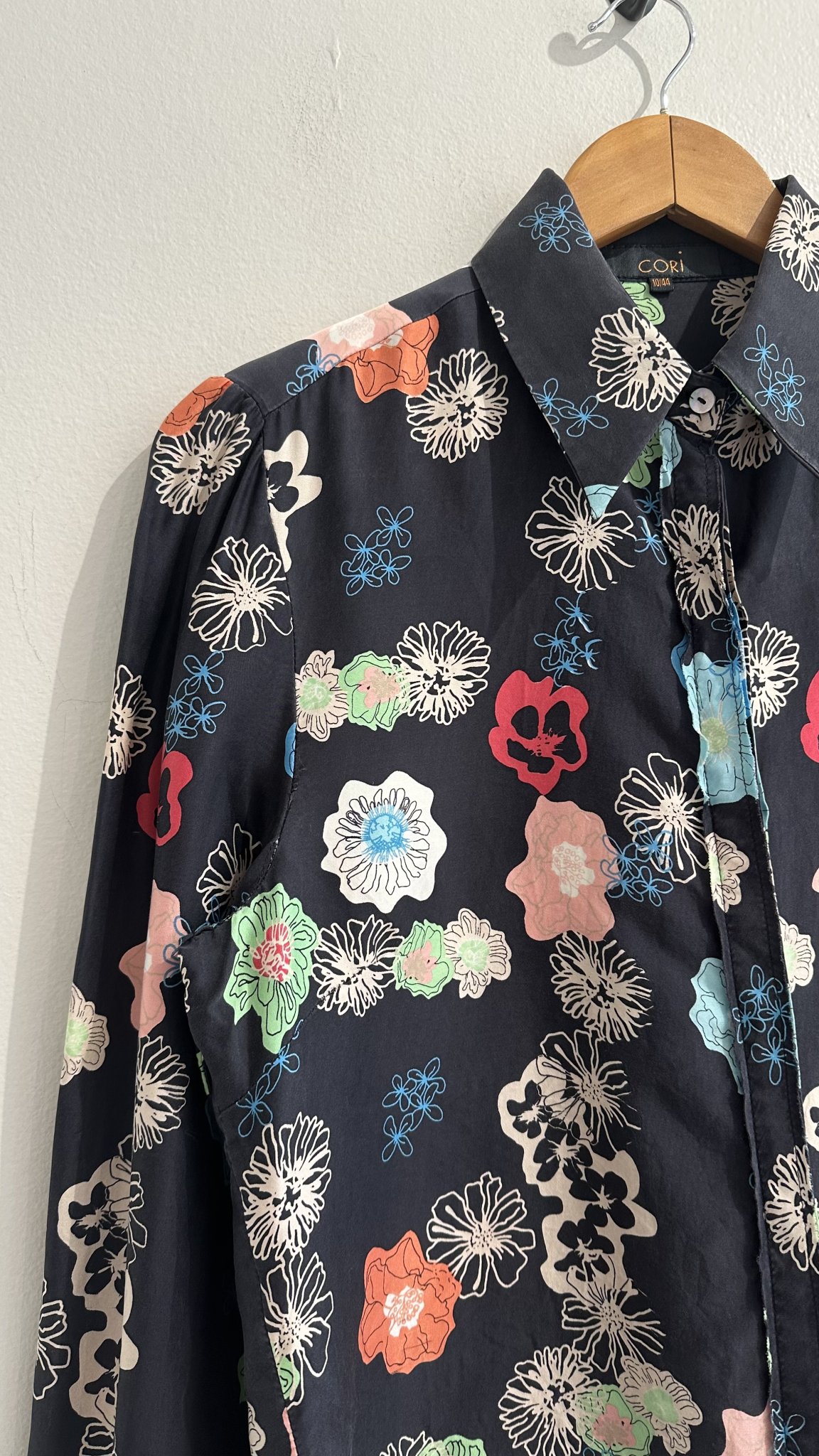 Camisa preta estampa floral colorida m/longa de seda Cori - 44 preto tamanho 44 - vista adicional 2