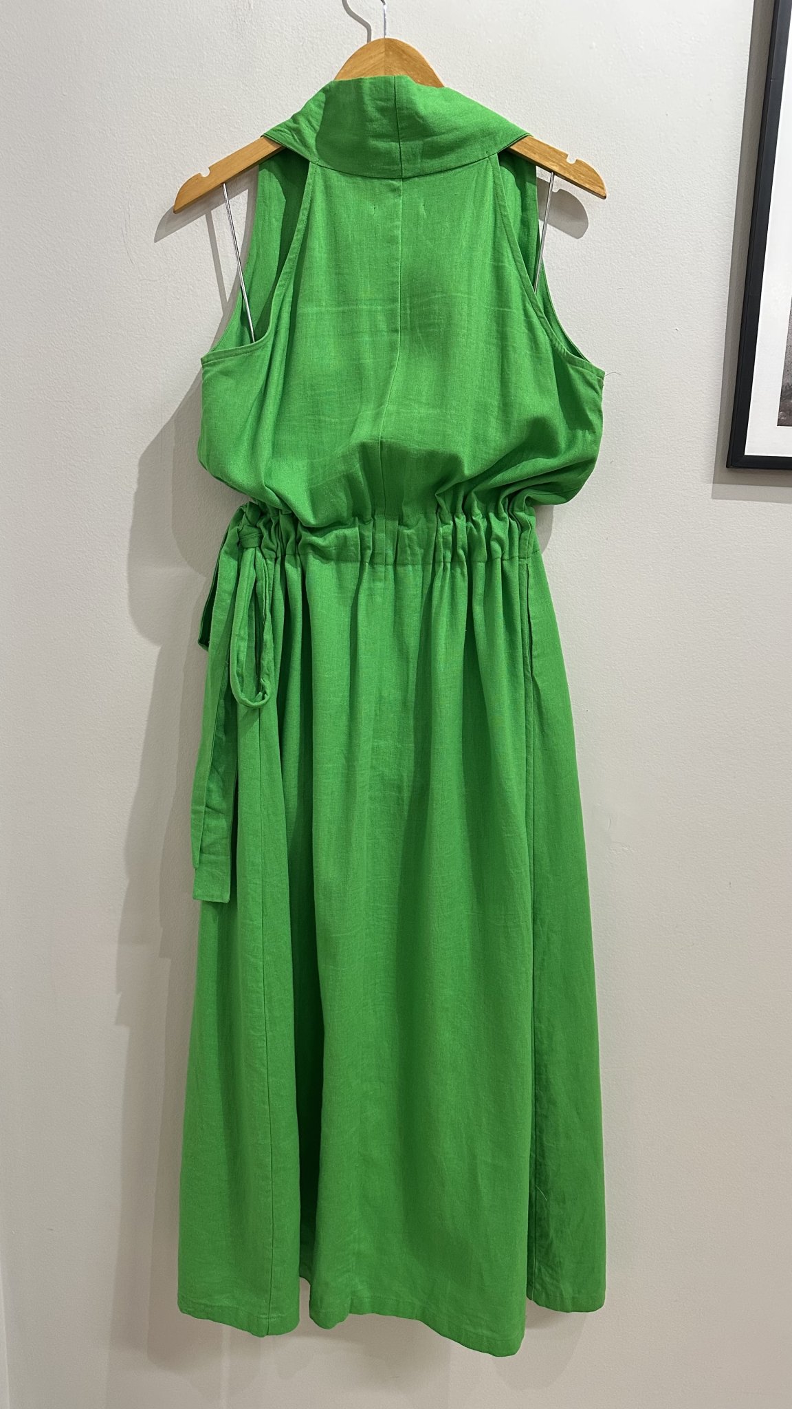Vestido longo verde decote v s/manga de linho e viscose c/cinto faixa Fauna - M *manchas - vista adicional 3