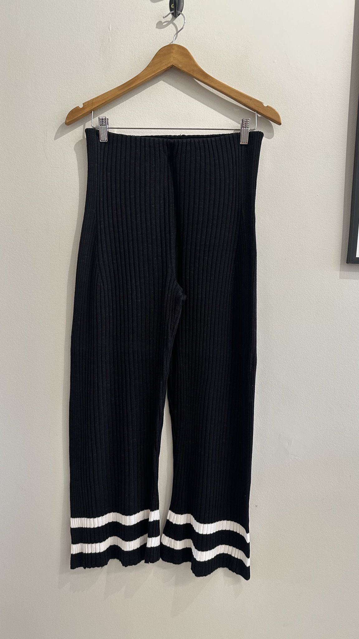 Calça pantalona preta de tricô canelado Oskley - P preto tamanho P - foto principal