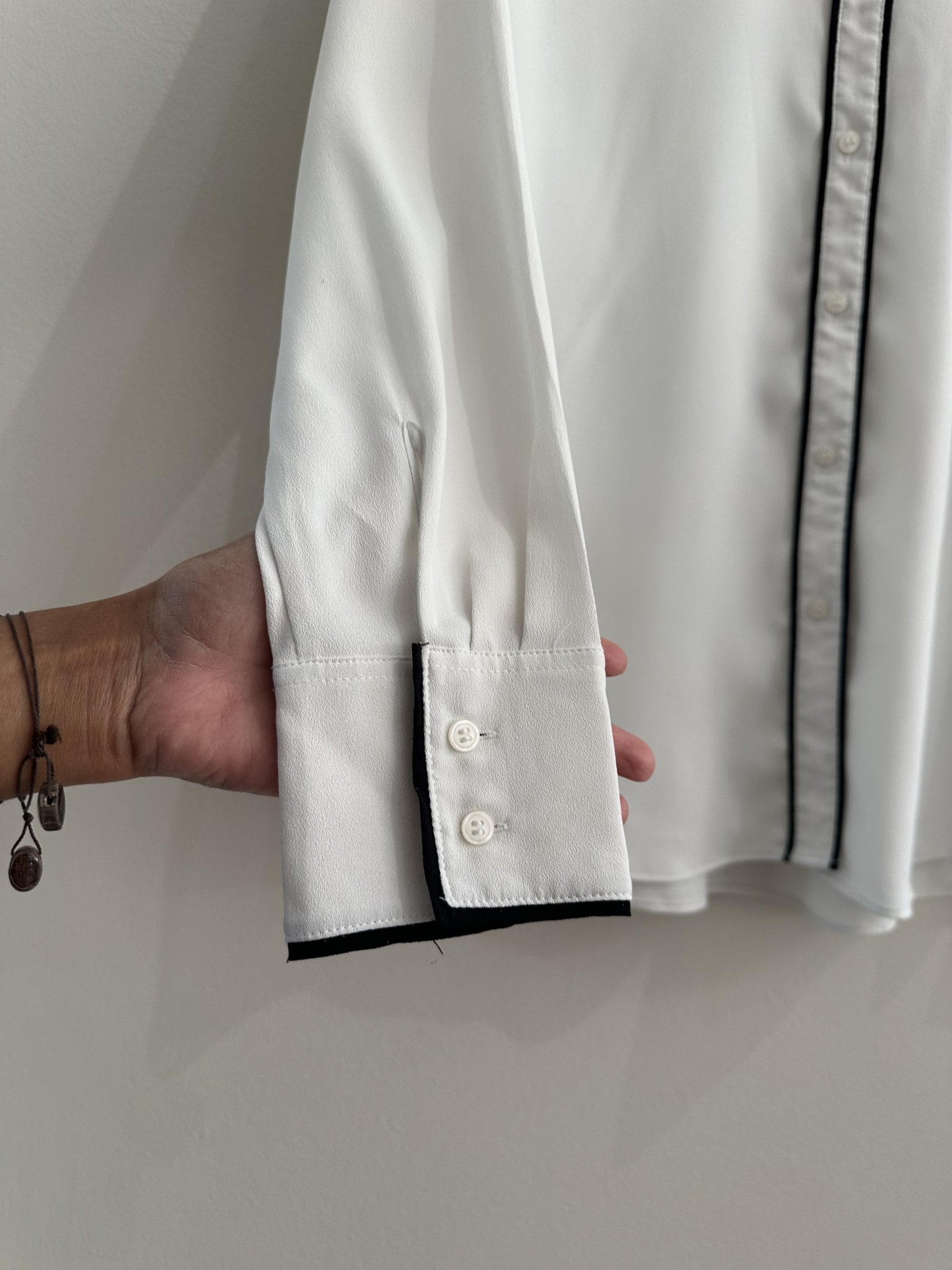 Camisa off white c/lbordas preta H&M - M preto, branco tamanho M - vista adicional 3