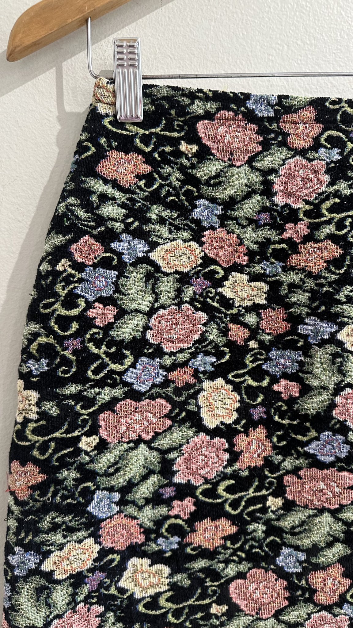 Saia floral jacquard fundo preto Kebal - 38 tamanho 38 - vista adicional 2