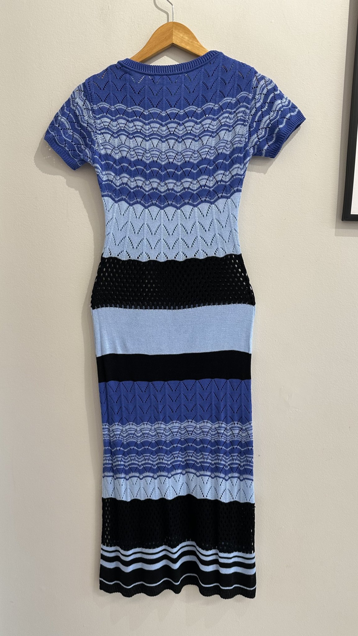 Vestido longo de tricô listras azuis e preto m/curta Amaro - PP tamanho PP - vista adicional 3