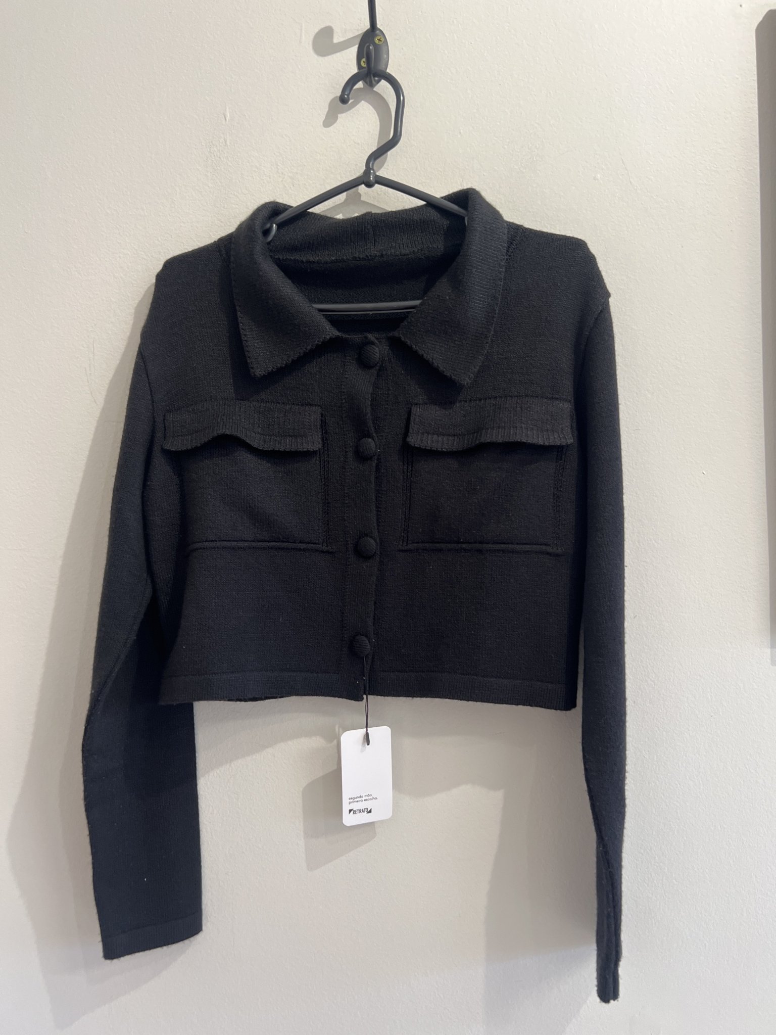 Blusa preta de tricô de botões e gola polo c/bolsos e m/longa s/marca - P/M preto tamanho P/M - foto principal
