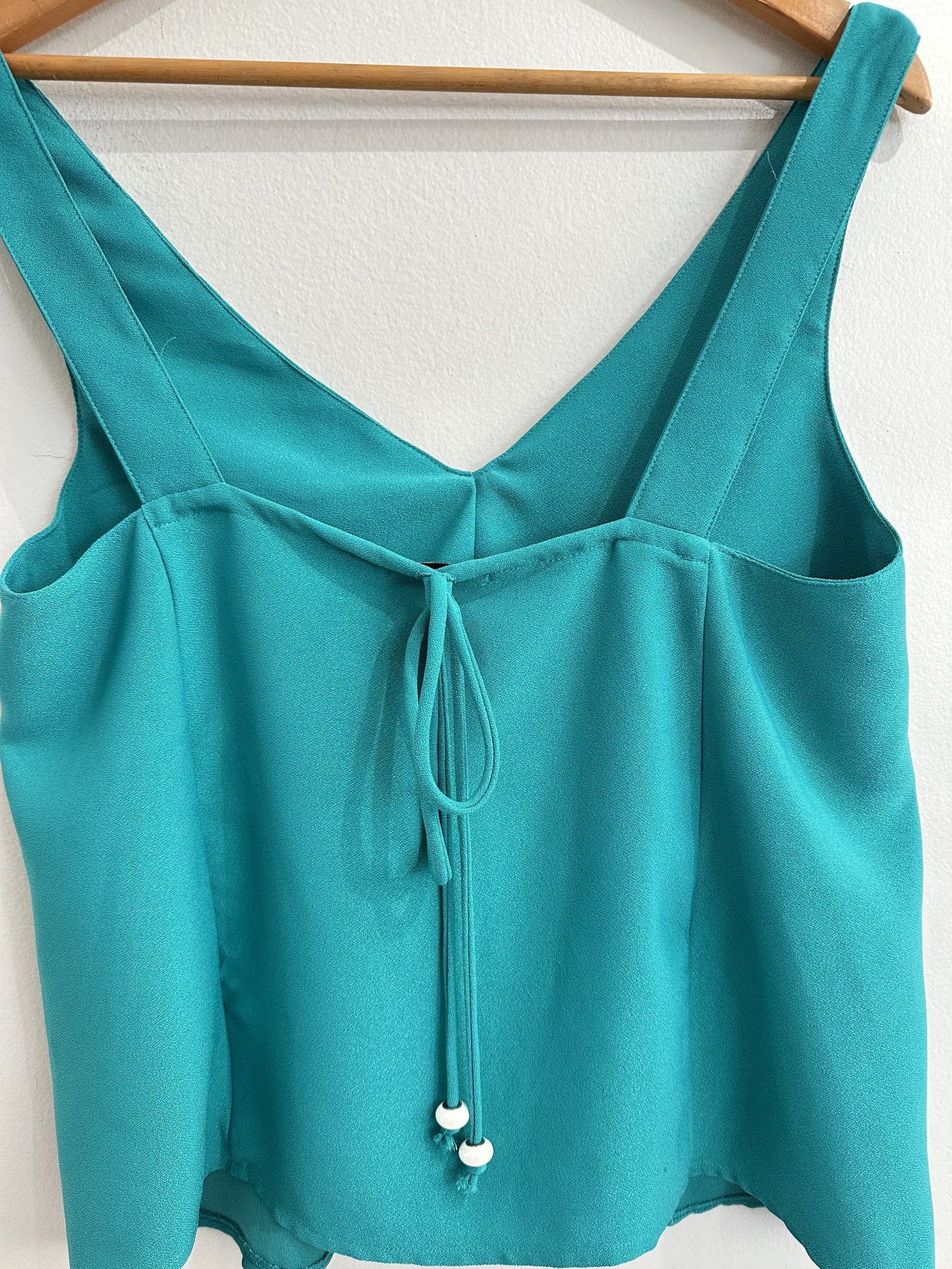 Blusa verde esmeralda de alça grosa e decote v Esmeral - P tamanho P - vista adicional 4