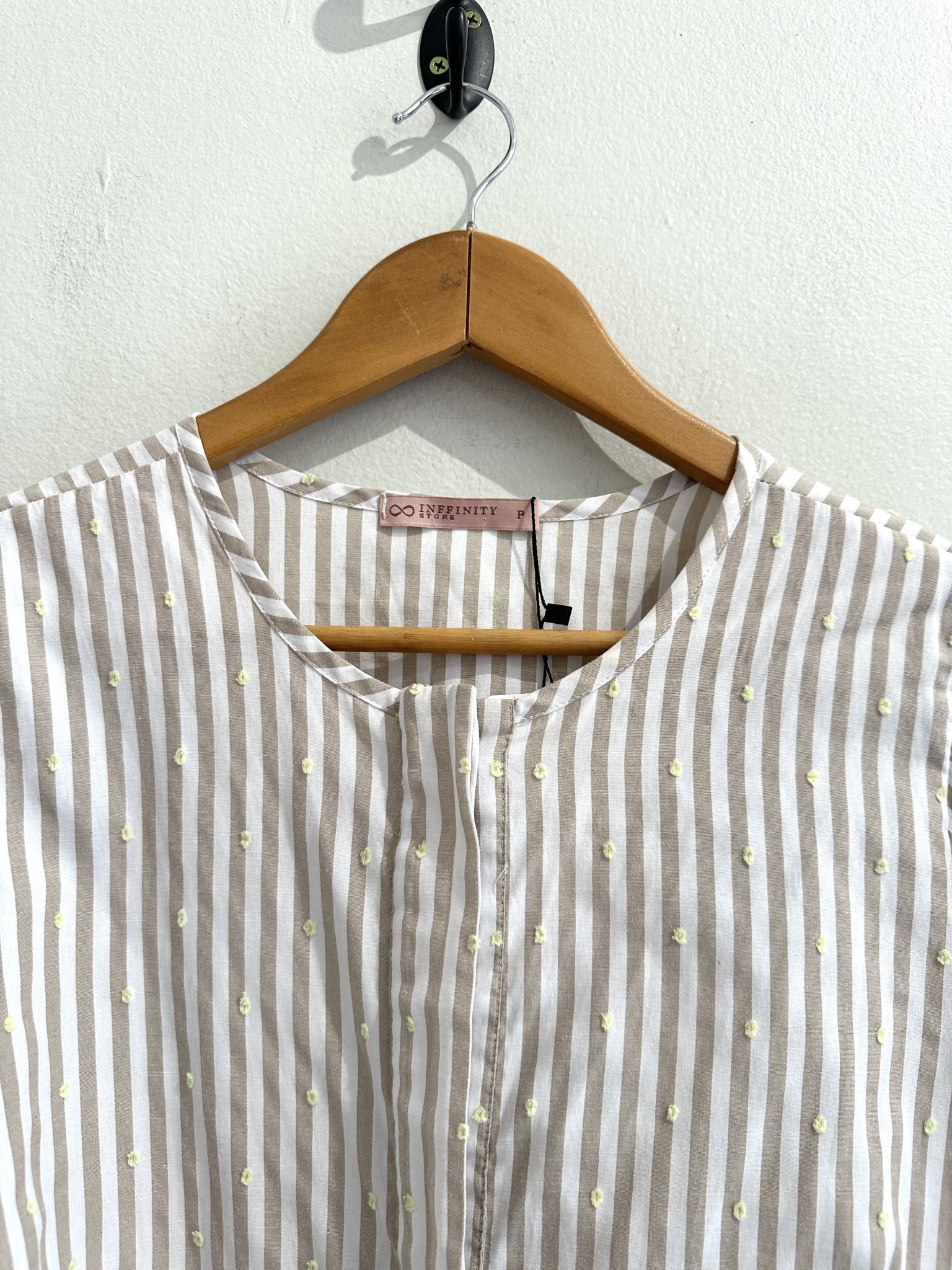 Blusa listrado bege e branco c/bordados amarelos de botões e m/longa Inffinty - P branco, amarelo, bege tamanho P - vista adicional 3