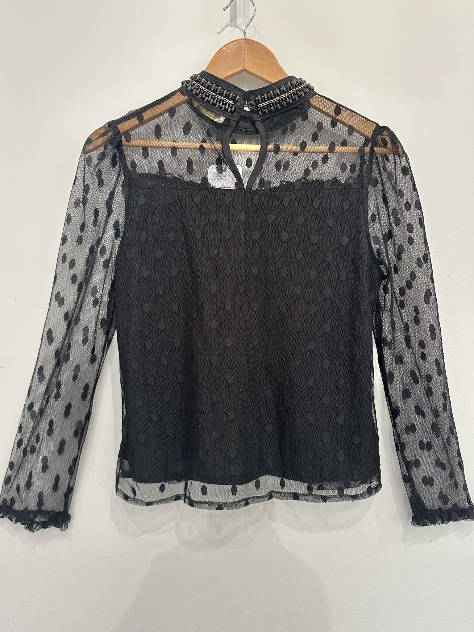Blusa de tule estampa poá e pedraria Golden Tulip - M Preto tamanho 38/40 - vista adicional 2