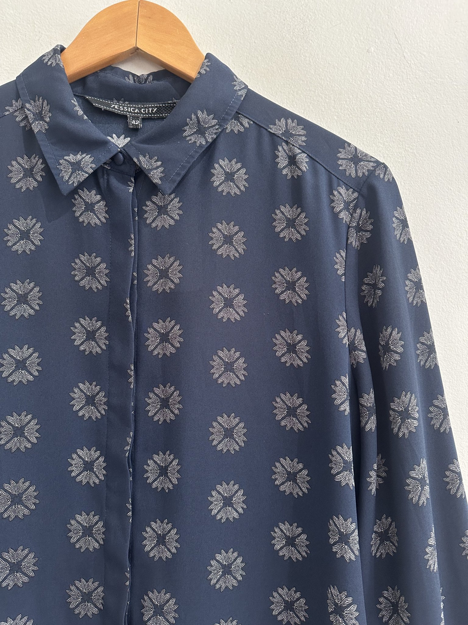 Camisa azul marinho estampa floral branca Yessica - 42 azul, azul-marinho tamanho 42 - vista adicional 2