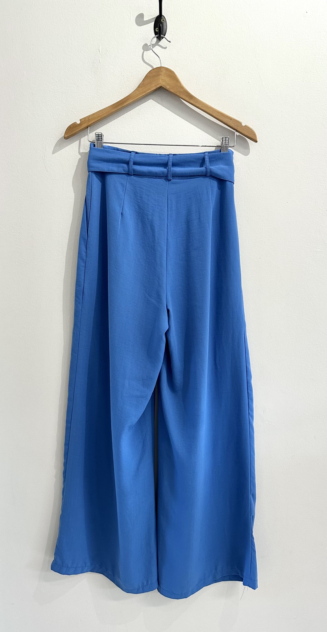 Calça pantalona azul com cinto faixa Açucar Moreno - P/M tamanho P/M - vista adicional 4