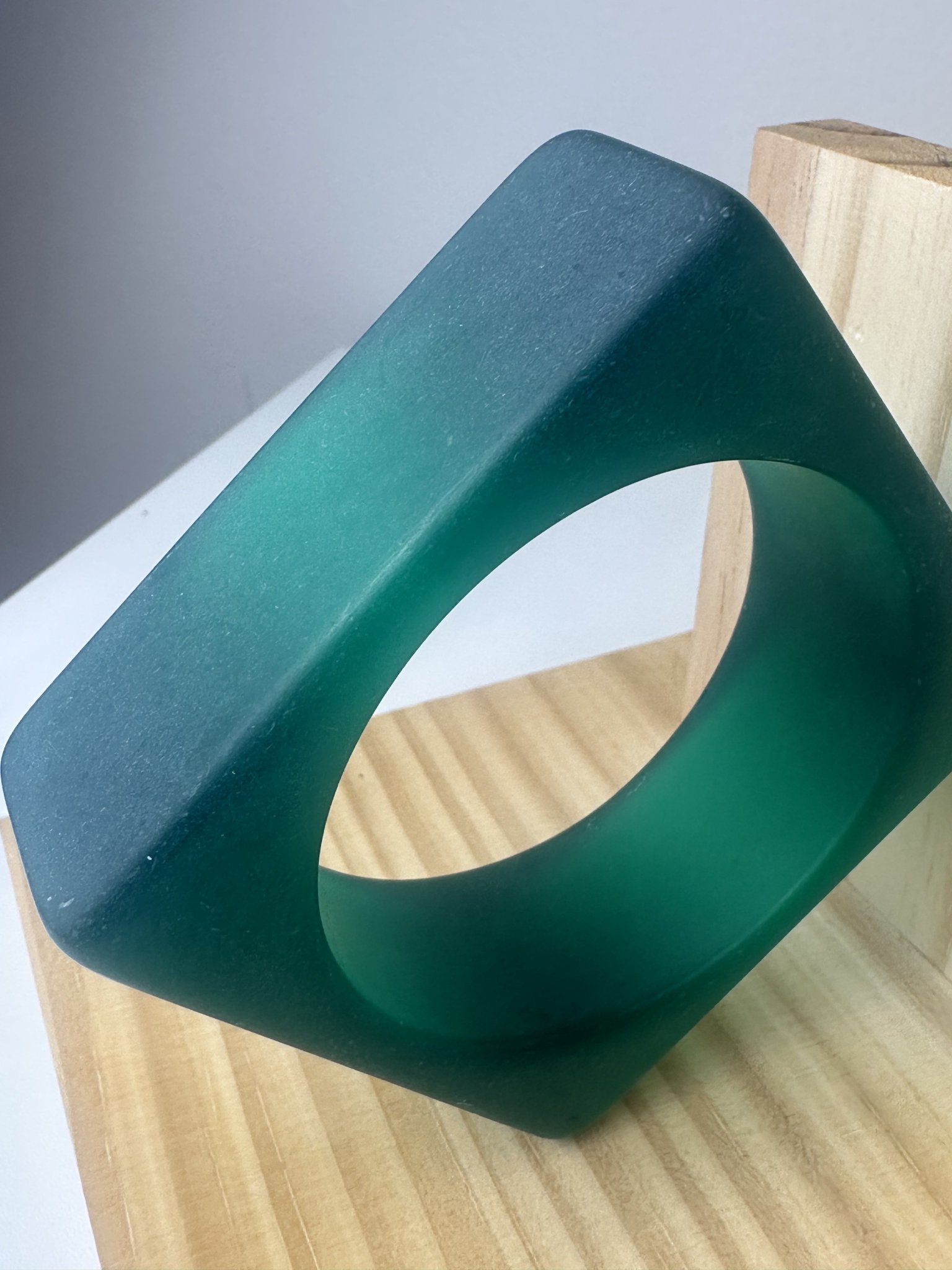 Pulseira verde quadrada de acrílico Paula - vista adicional 2