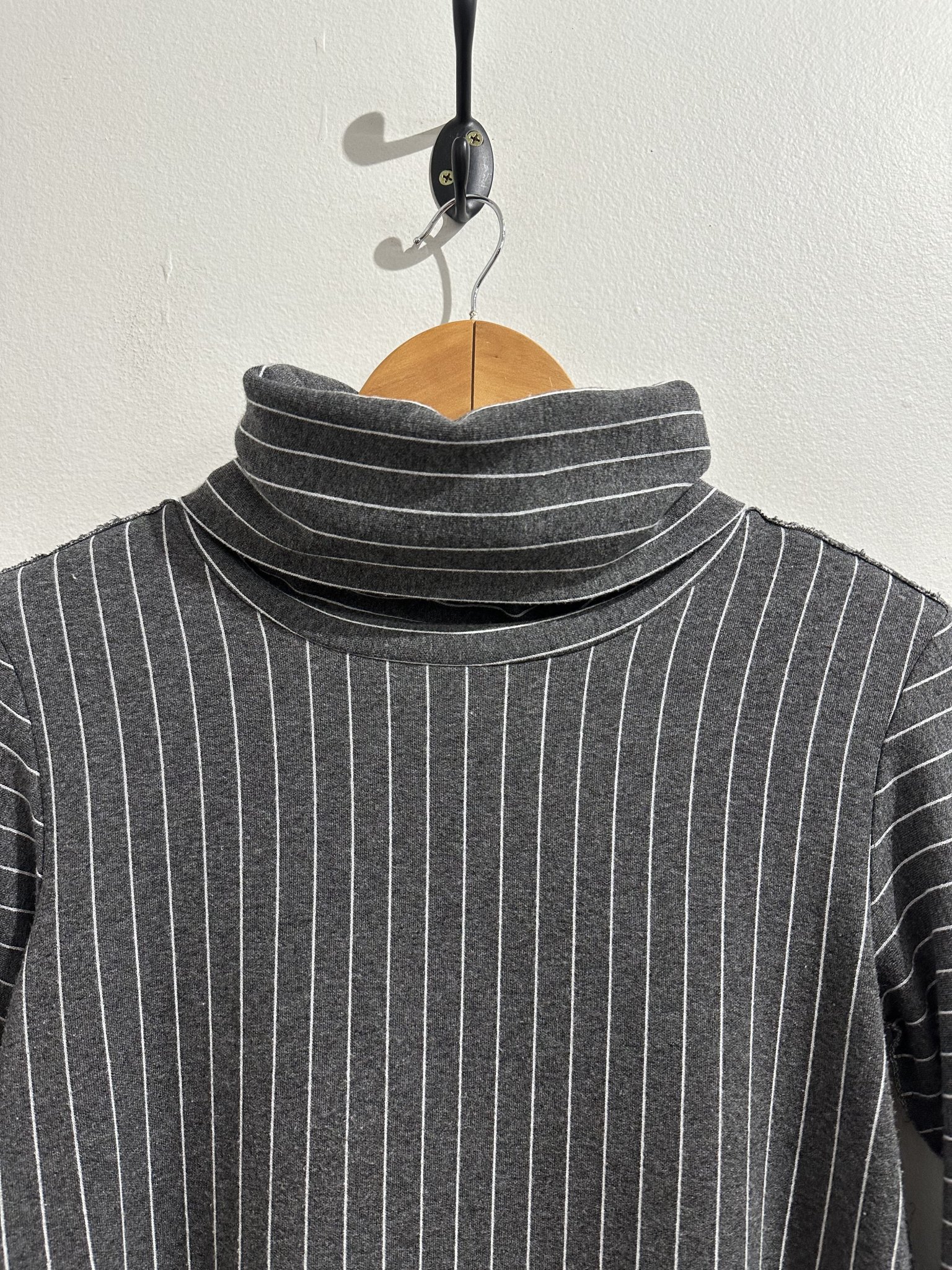 Blusa cacharrel listrada cinza e branco m/longa MAI & MAI - P branco, cinza tamanho P - vista adicional 2
