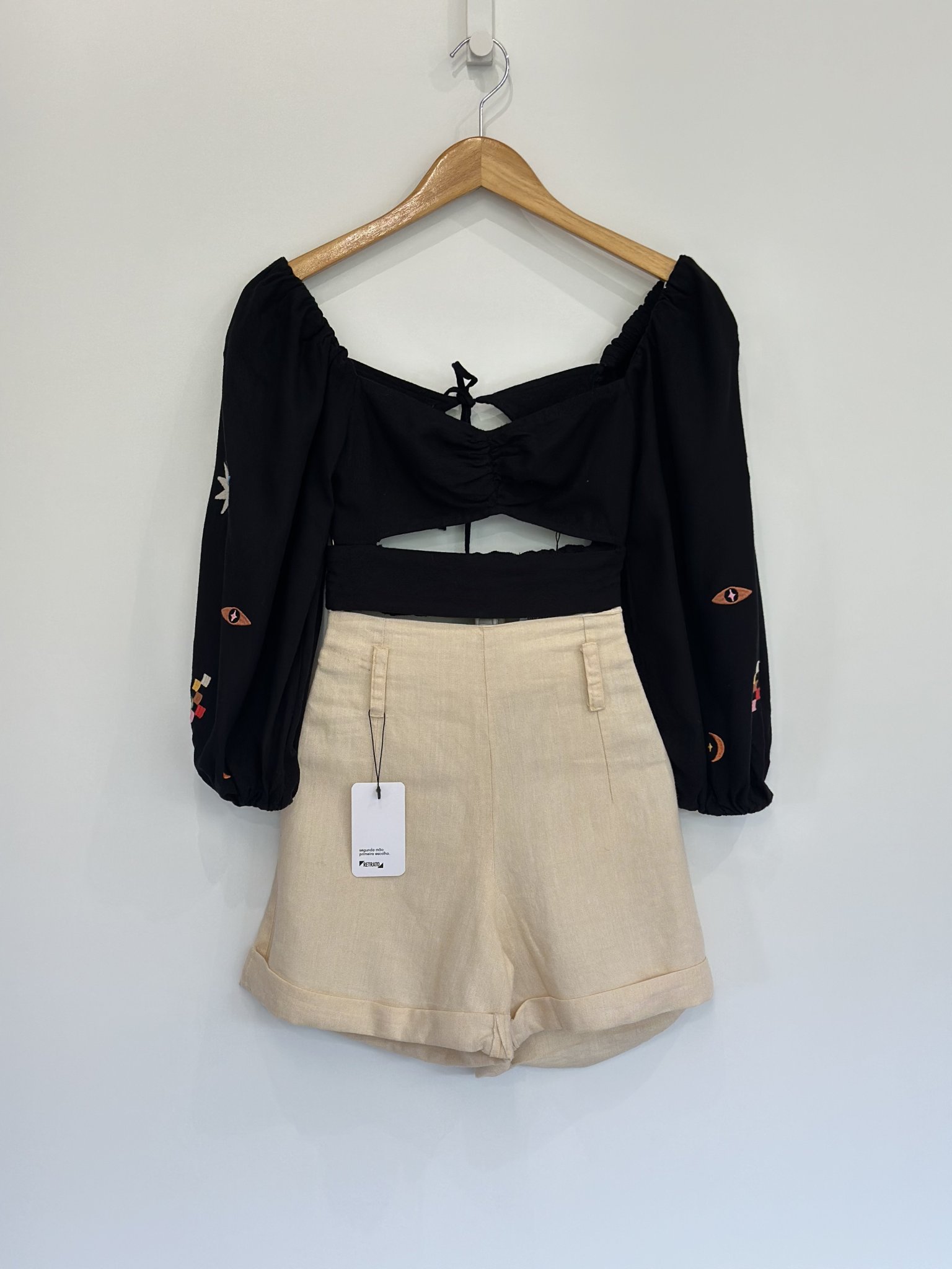 Cropped preto com bordados Dress To - PP tamanho PP - foto principal