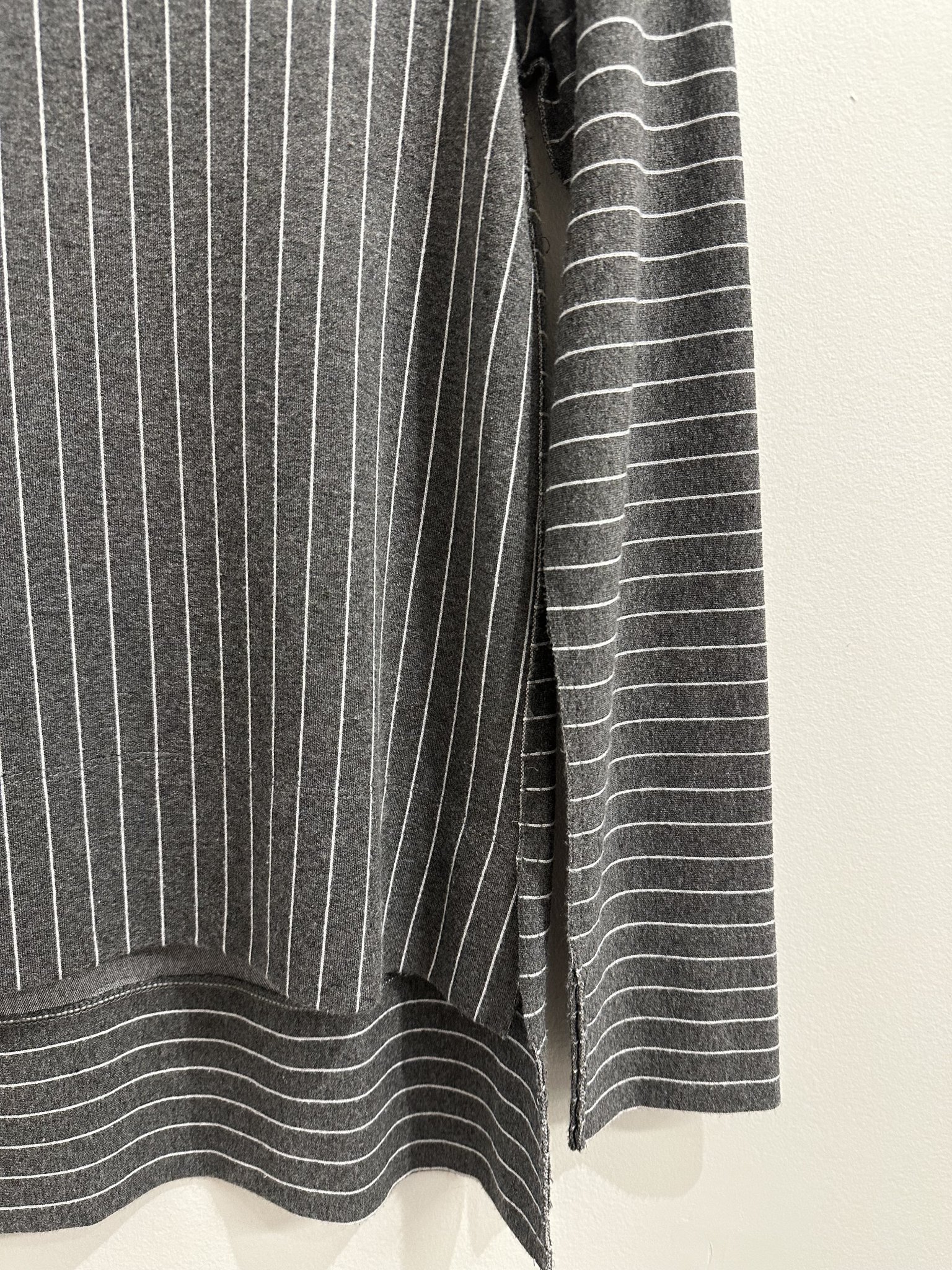 Blusa cacharrel listrada cinza e branco m/longa MAI & MAI - P branco, cinza tamanho P - vista adicional 4
