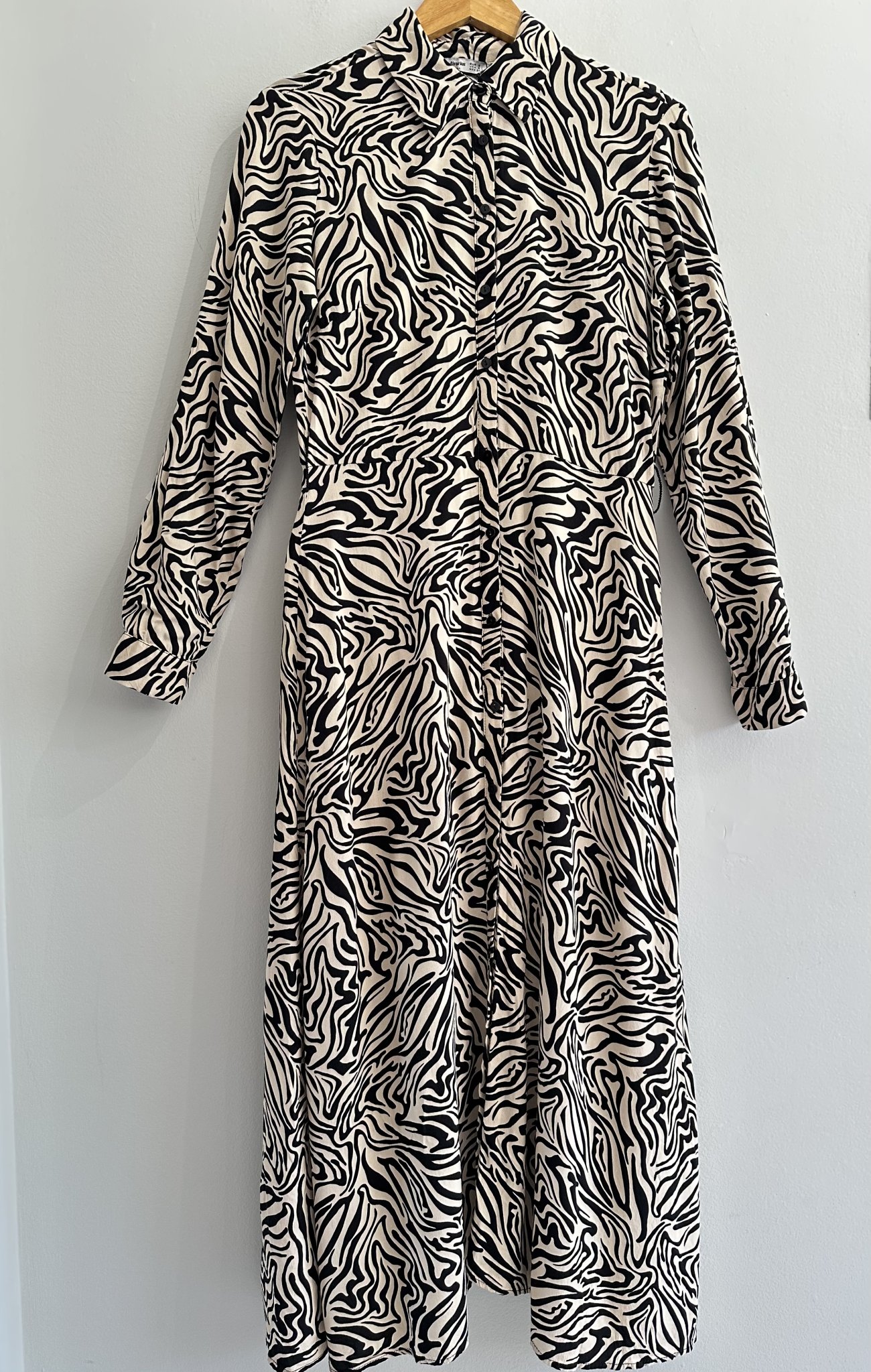 Vestido chemise longo P&B zebra m/longa Stradivarius - P Preto, Branco tamanho P - foto principal