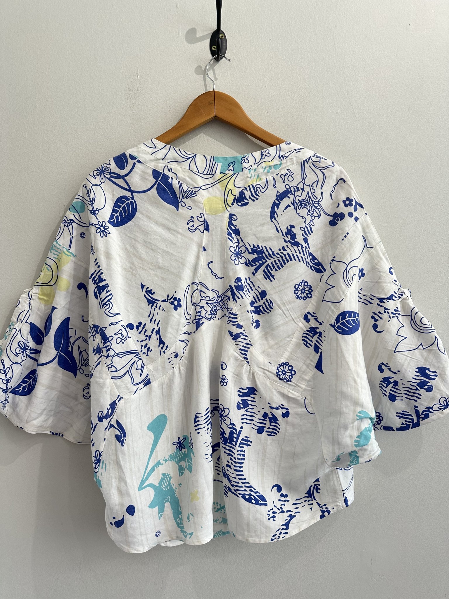 Blusa floral branco e azul de botões manga morcego Shoulder - P branco, azul tamanho P - vista adicional 4