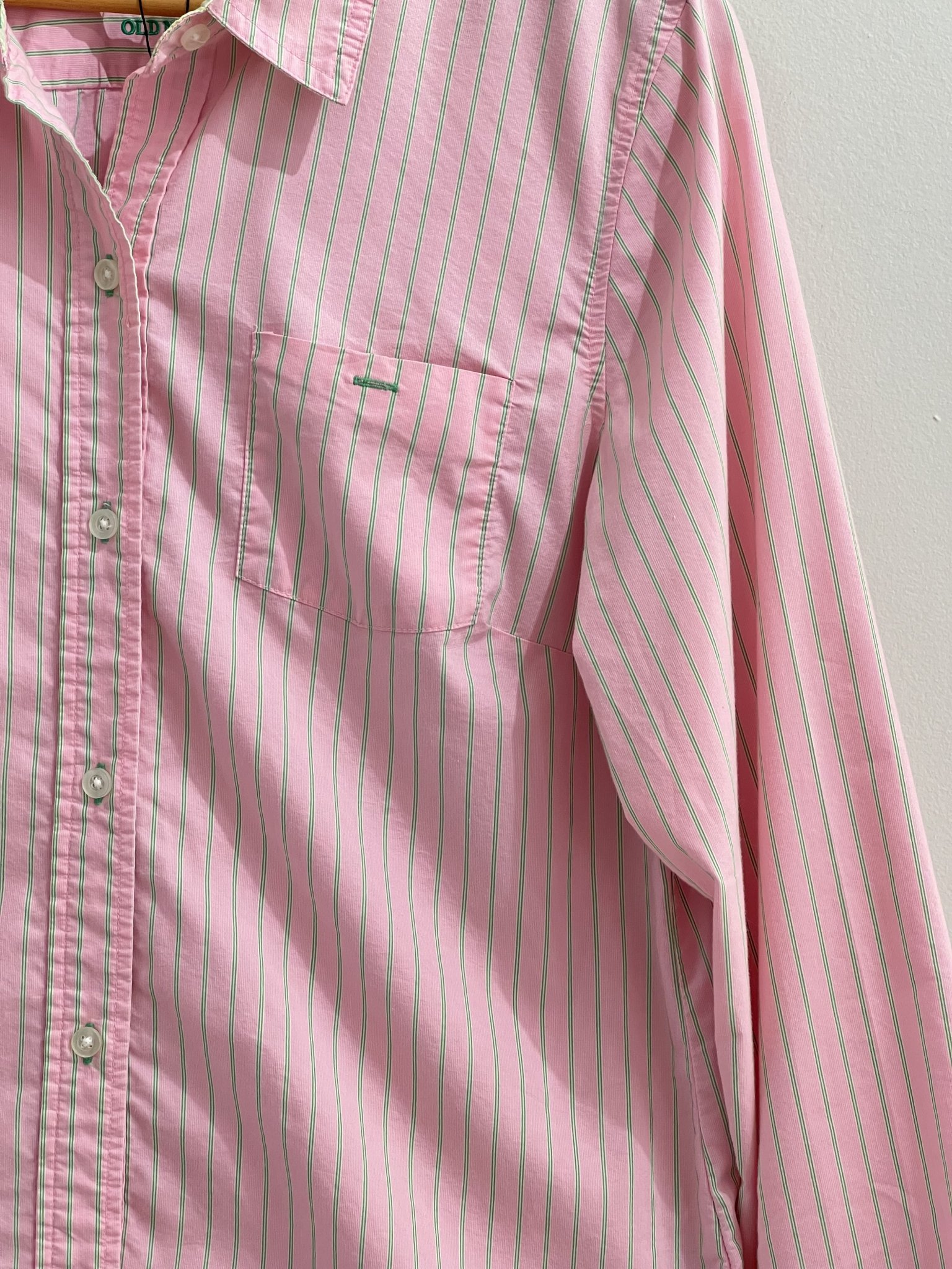 Camisa listrada rosa e verde m/longa Old Navy - M azul-marinho, rosa, verde tamanho M - vista adicional 3