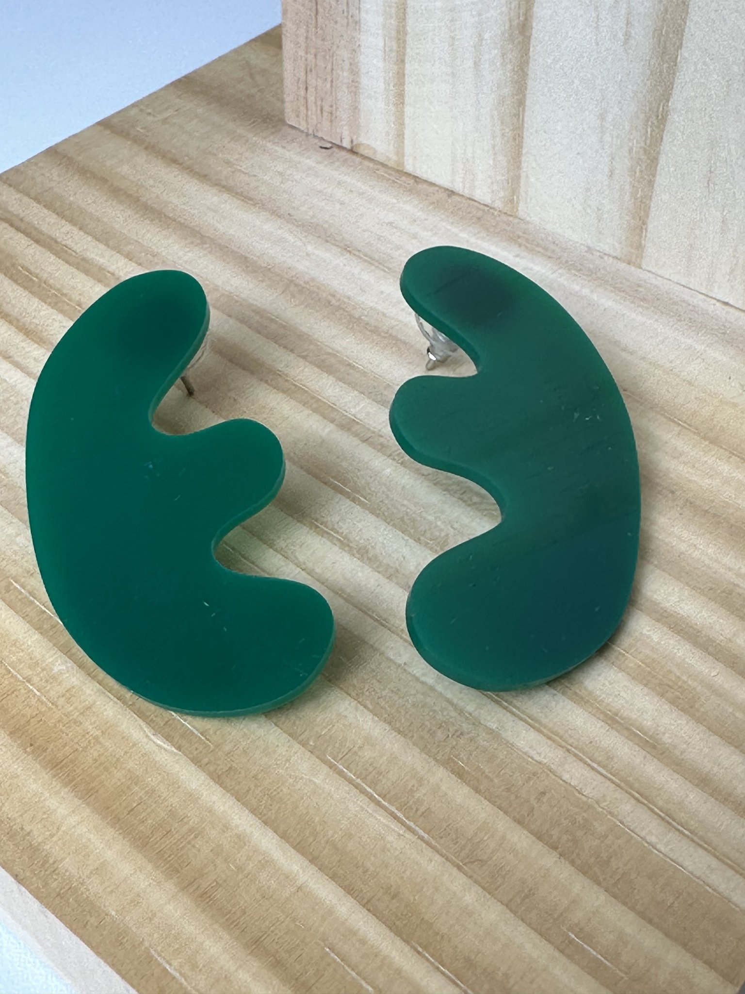 Brinco abstrato forms dente verde Alice - vista adicional 3