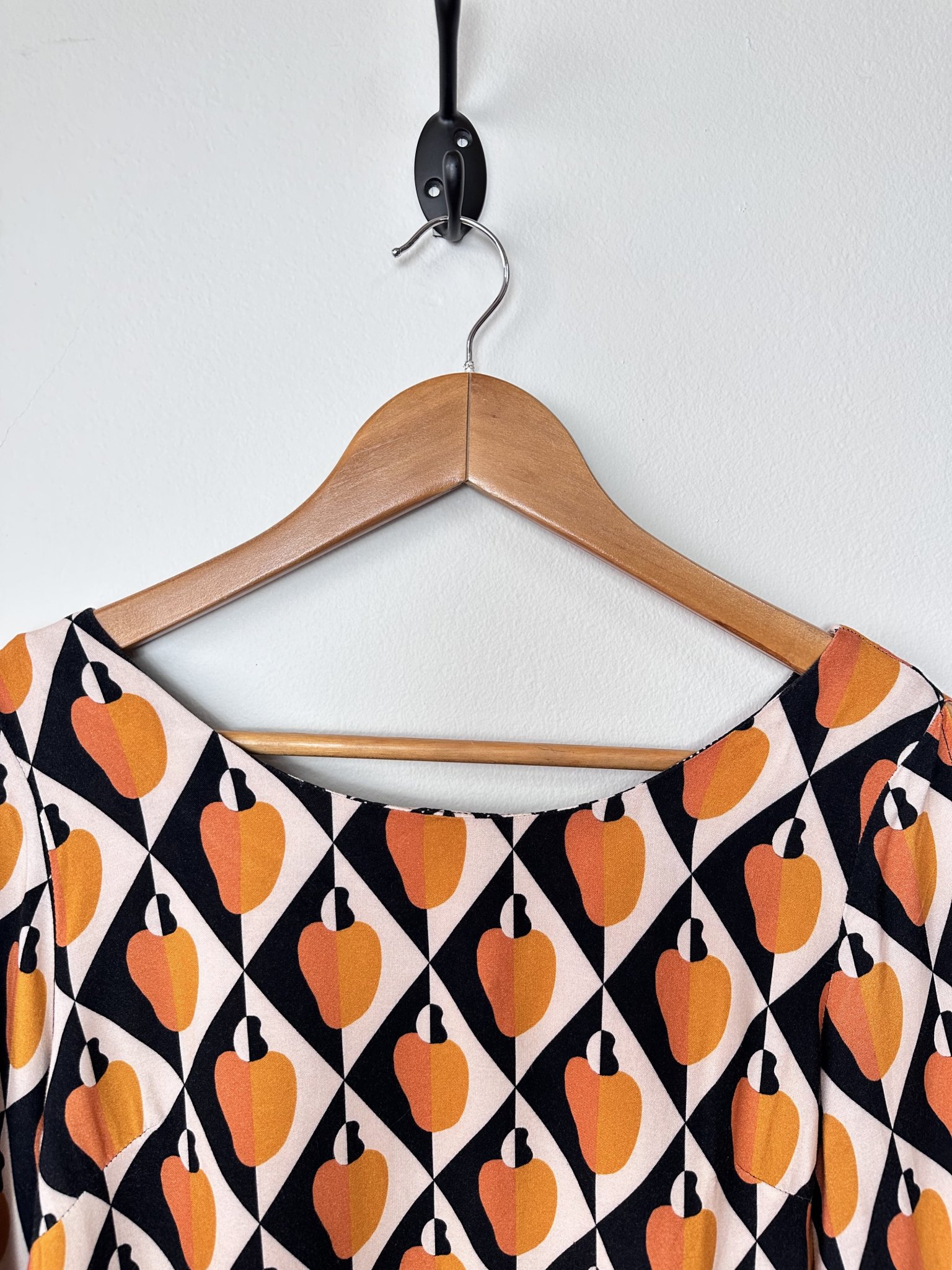 Blusa estampa caju Farm - M Laranja, Amarelo, Preto tamanho M - vista adicional 3