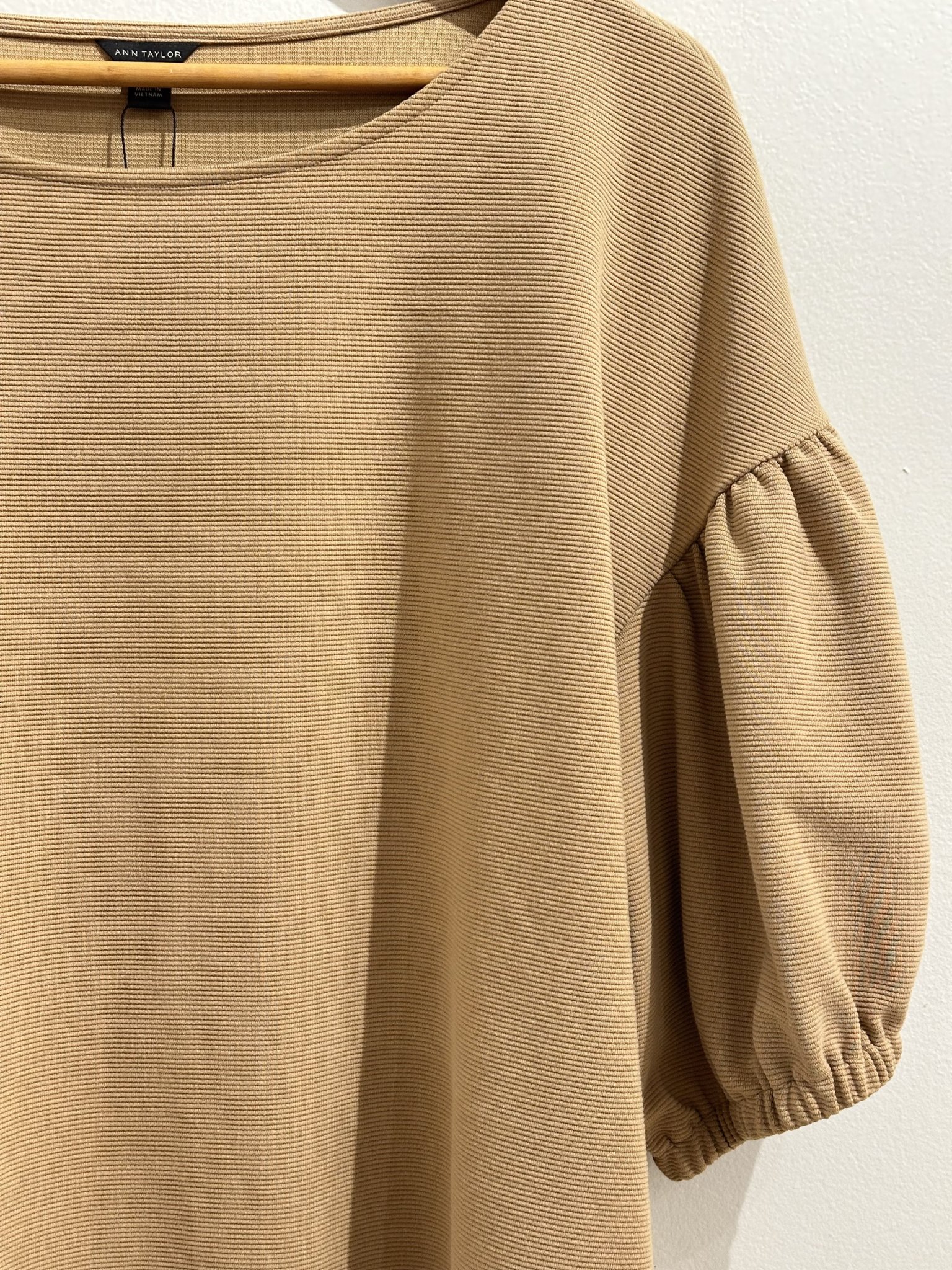 Blusa cappuccino canelada m/curta bufante Ann Taylor - 2G Bege - vista adicional 3