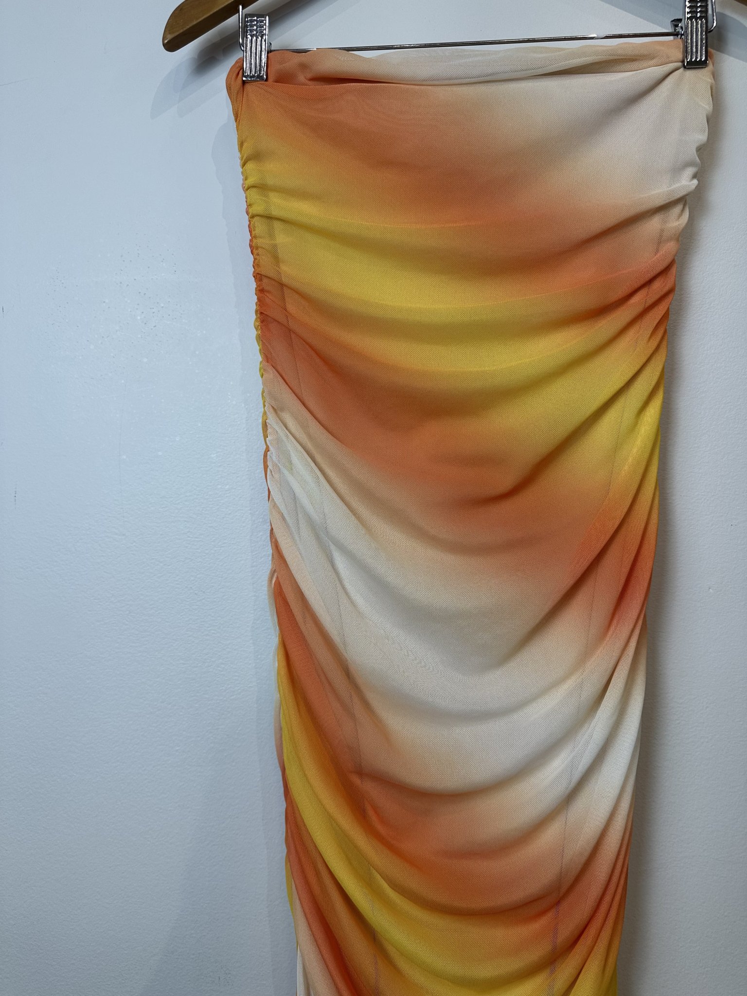 Vestido longo tomara que caia de tule degradê laranja e amarelo Bluesteel - P amarelo, laranja tamanho P - vista adicional 2
