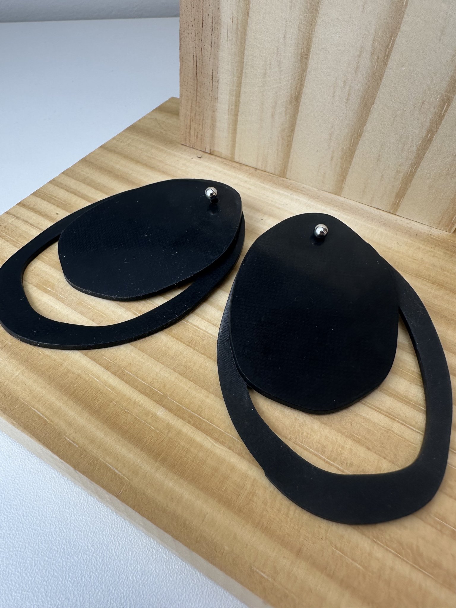 Brinco circulo forms preto emborrachado Soneto Jewelry - vista adicional 3