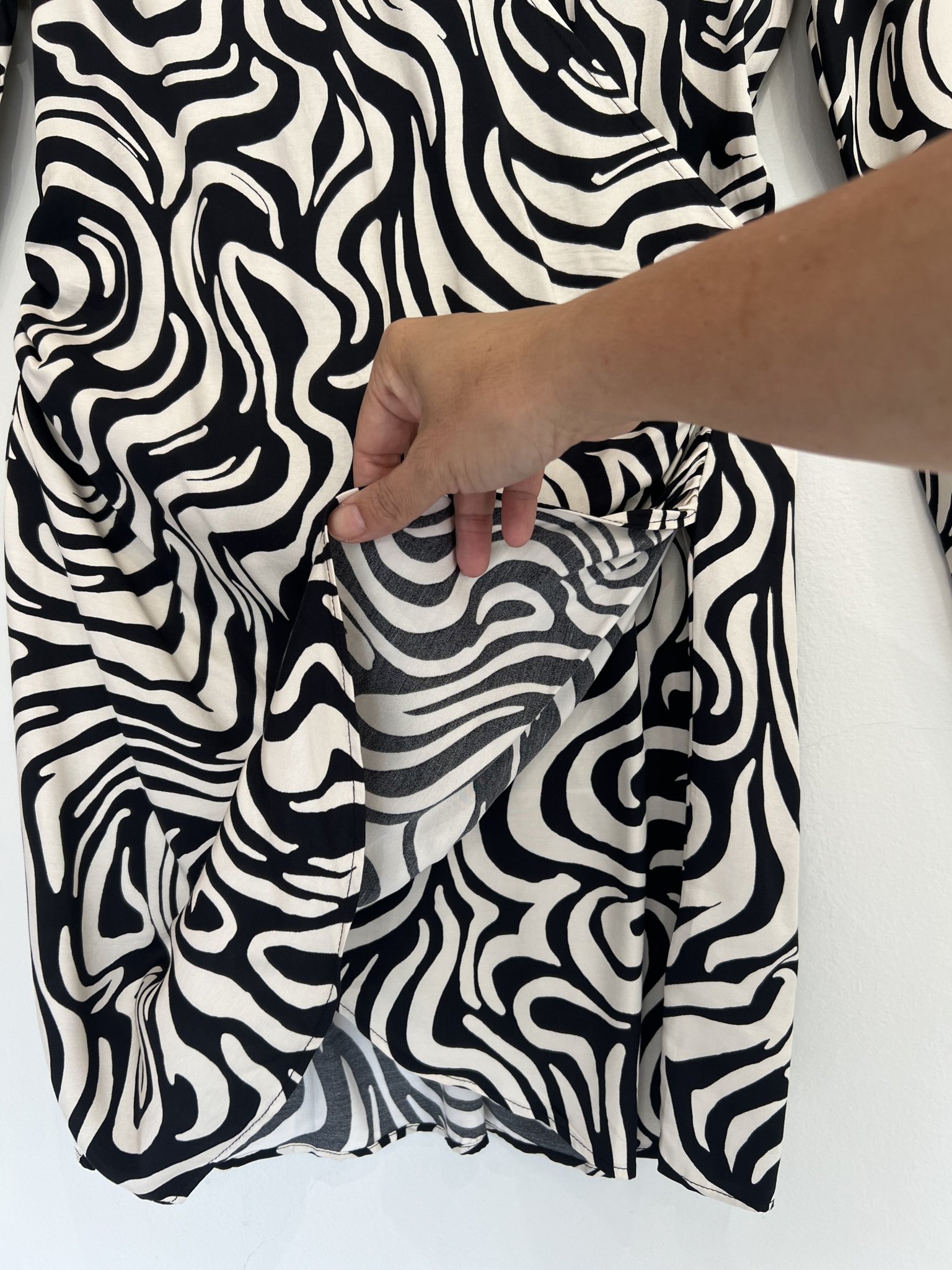 Vestido transpassado P&B estampa abstrata m/longa H&M - P Preto, Branco tamanho P - vista adicional 3