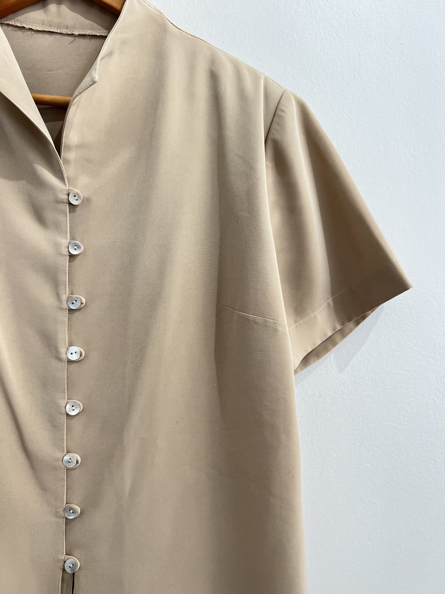 Blusa bege de botões madreperola - G tamanho G - vista adicional 2