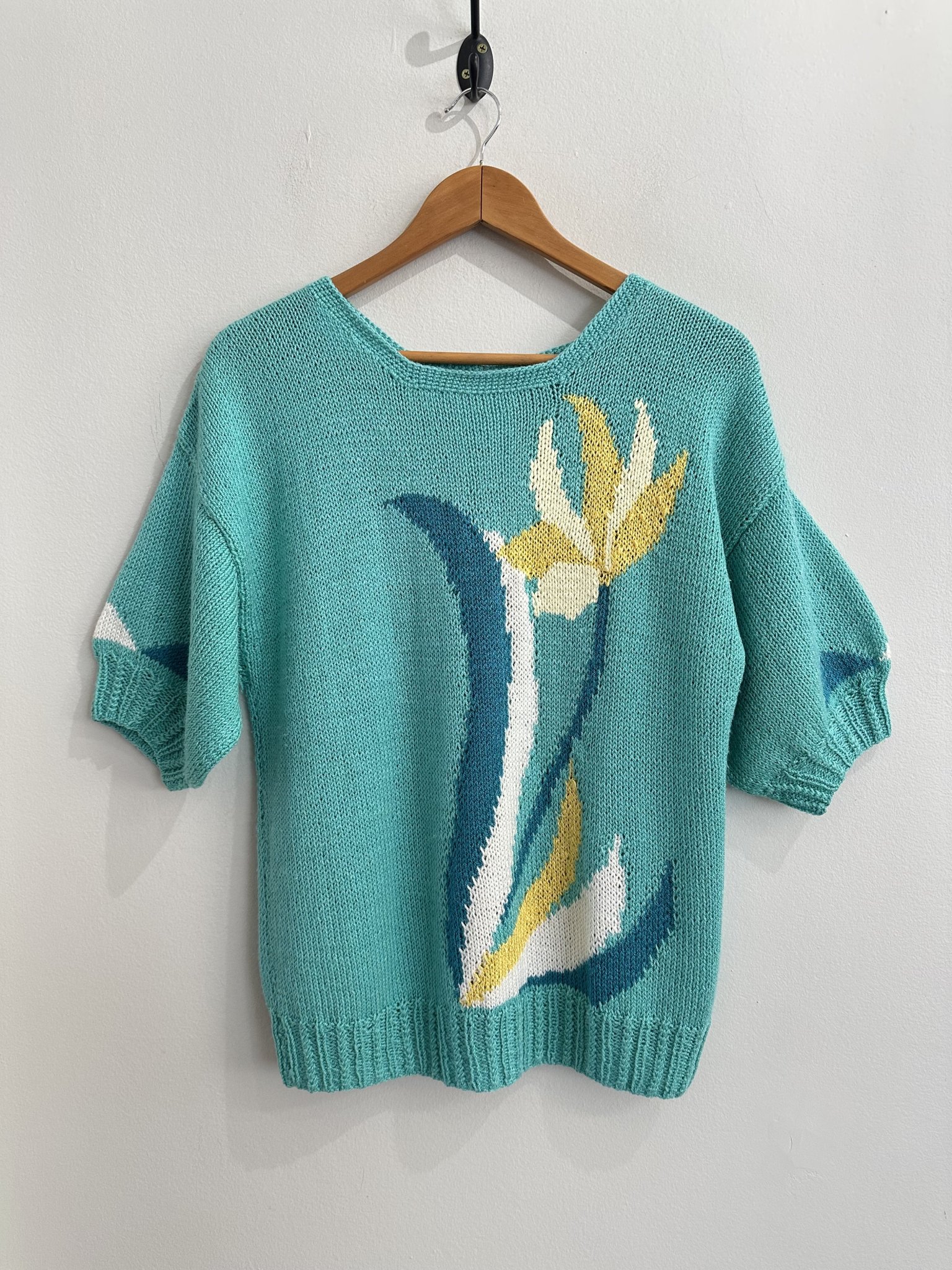 Blusa azul de tricô m/curta estampa flor s/marca - M/G tamanho M/G - foto principal