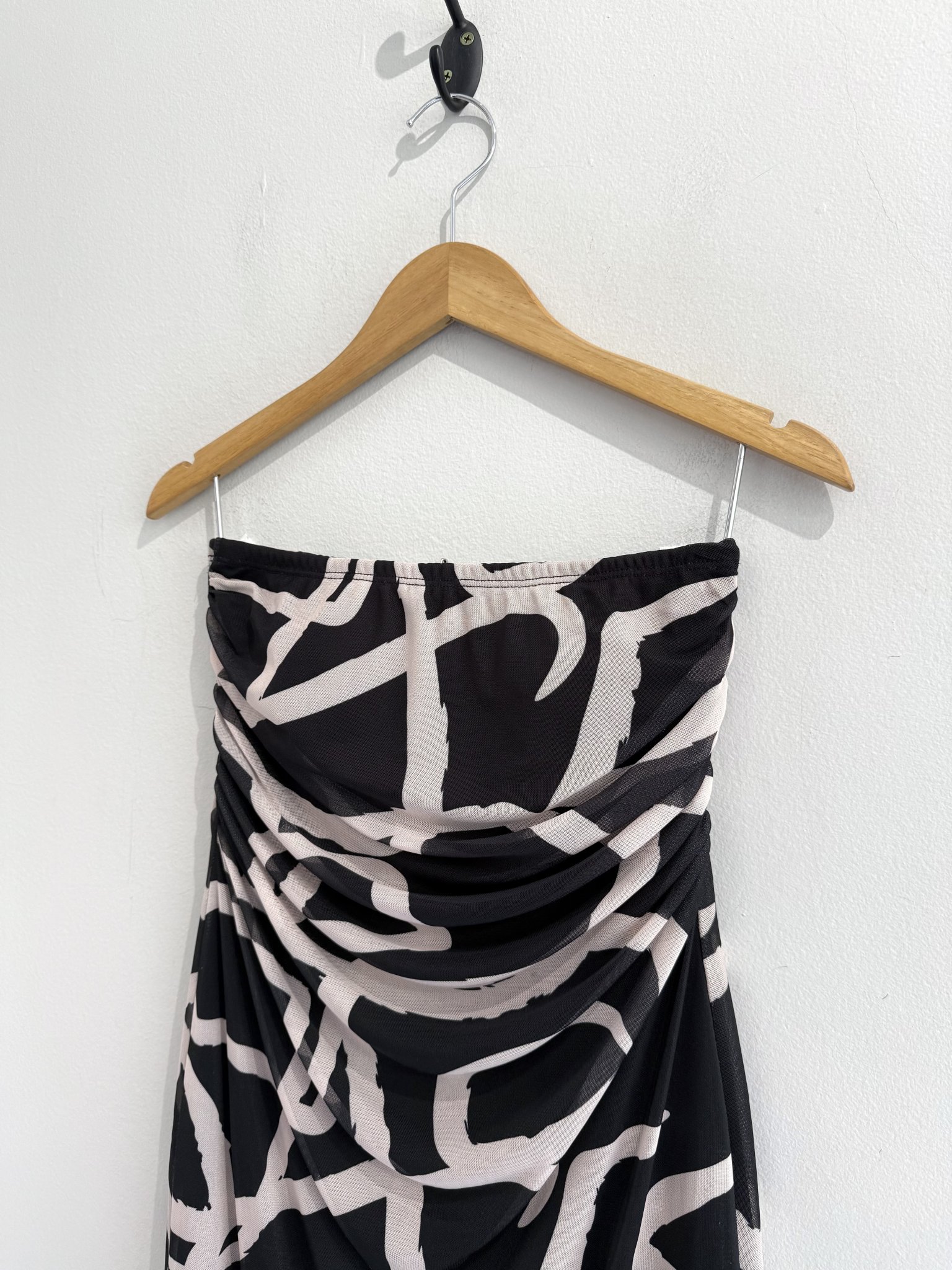 Vestido tomara que caia preto e bege estampa abstrata de tule - M preto, bege tamanho M - vista adicional 2