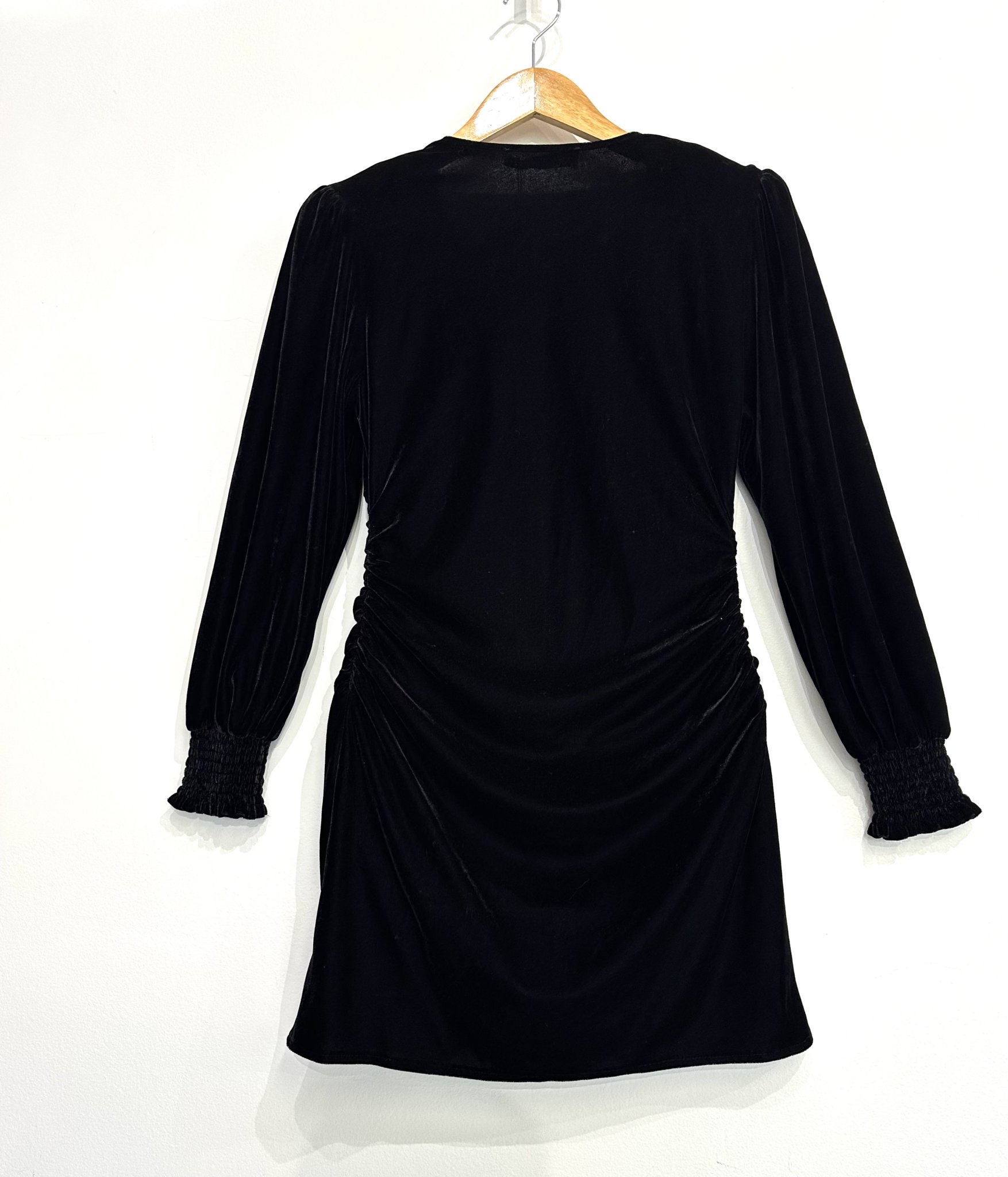 Vestido preto de veludo molhado m/longa e decote v Zara - PP tamanho PP - vista adicional 2