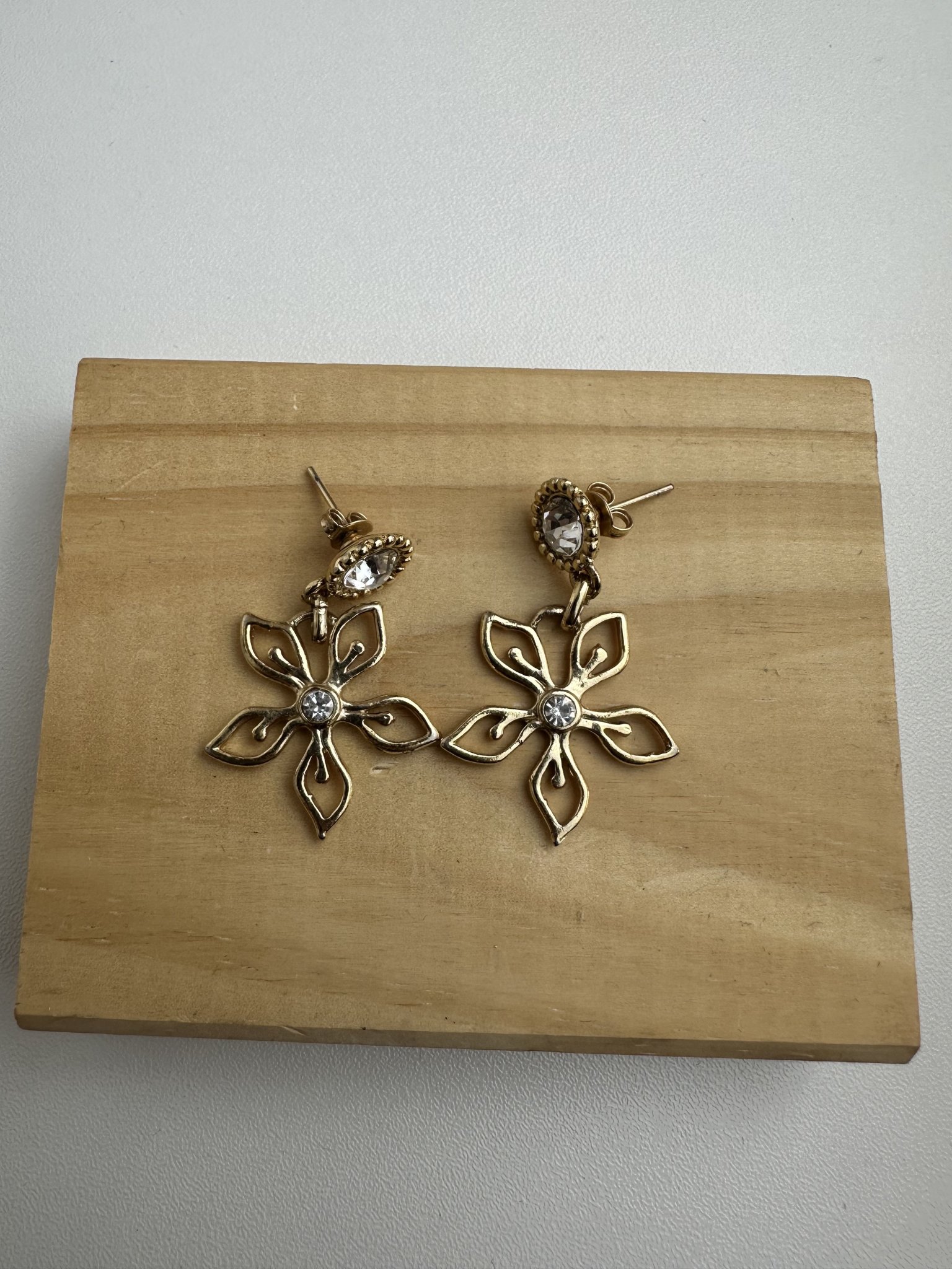 Brinco dourado flor cristalina Cristina - vista adicional 3