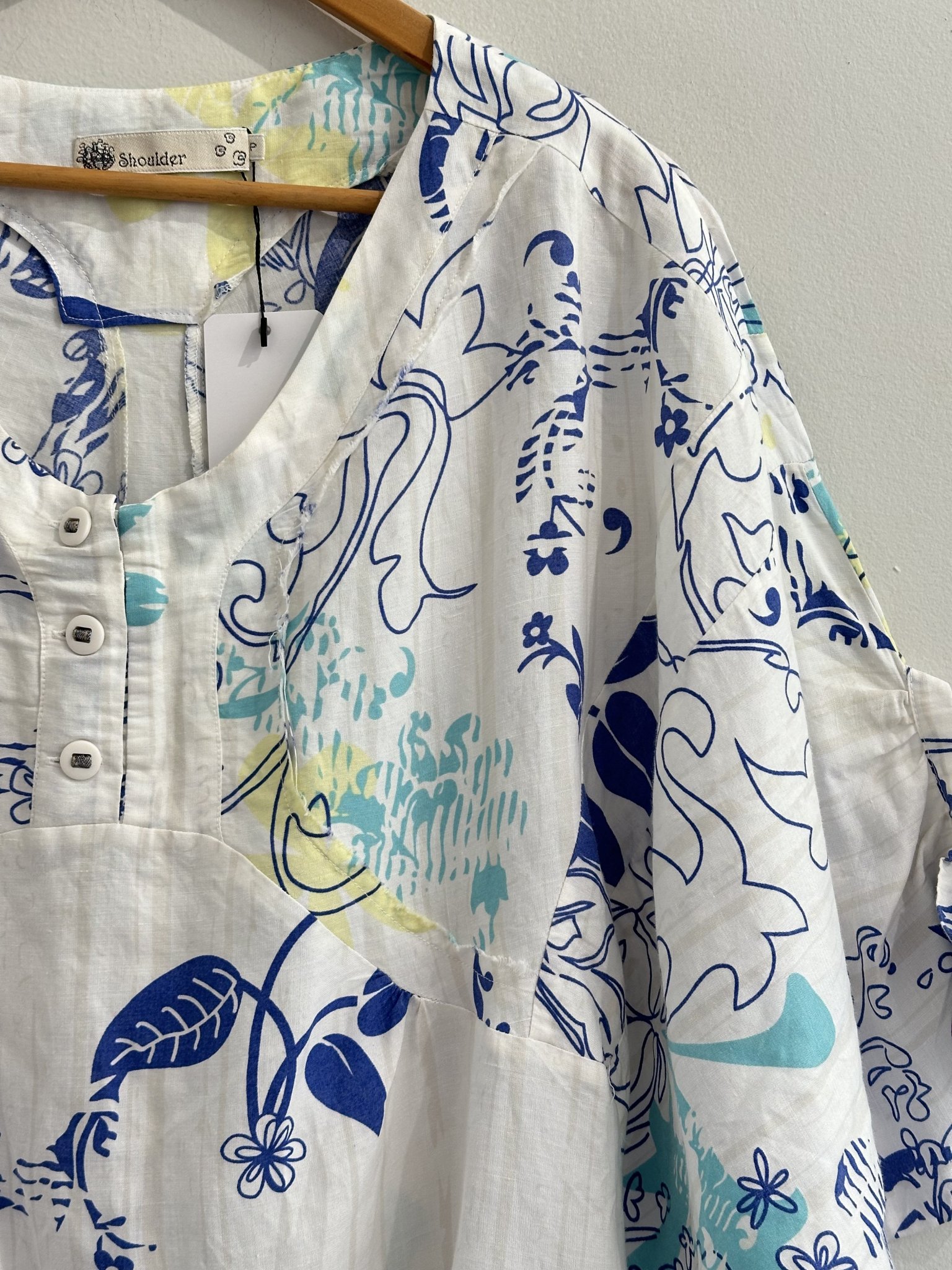 Blusa floral branco e azul de botões manga morcego Shoulder - P branco, azul tamanho P - vista adicional 3