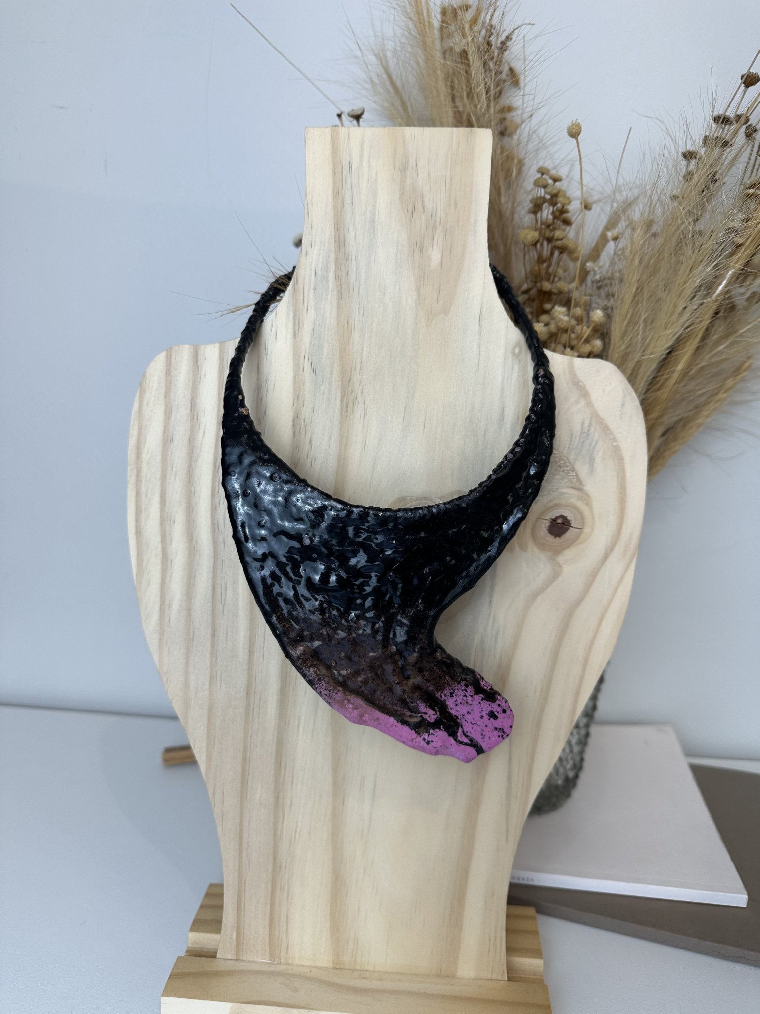 Colar artesanal orgânico preto e roxo Adedo preto, roxo - vista adicional 2