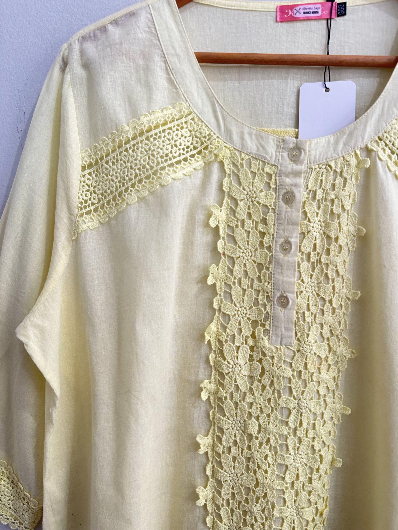 Blusa amarela c/bordados laise m/longa de algodão - G2 Amarelo - vista adicional 2