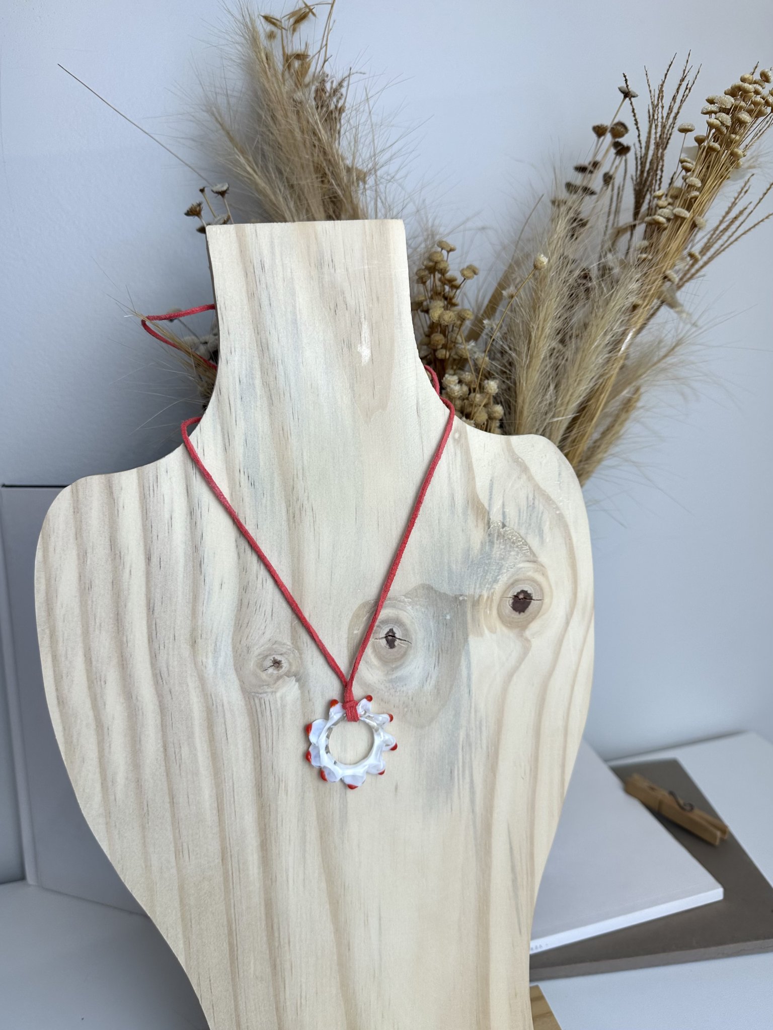 Colar esfera vermelha e branco Zoe - vista adicional 2